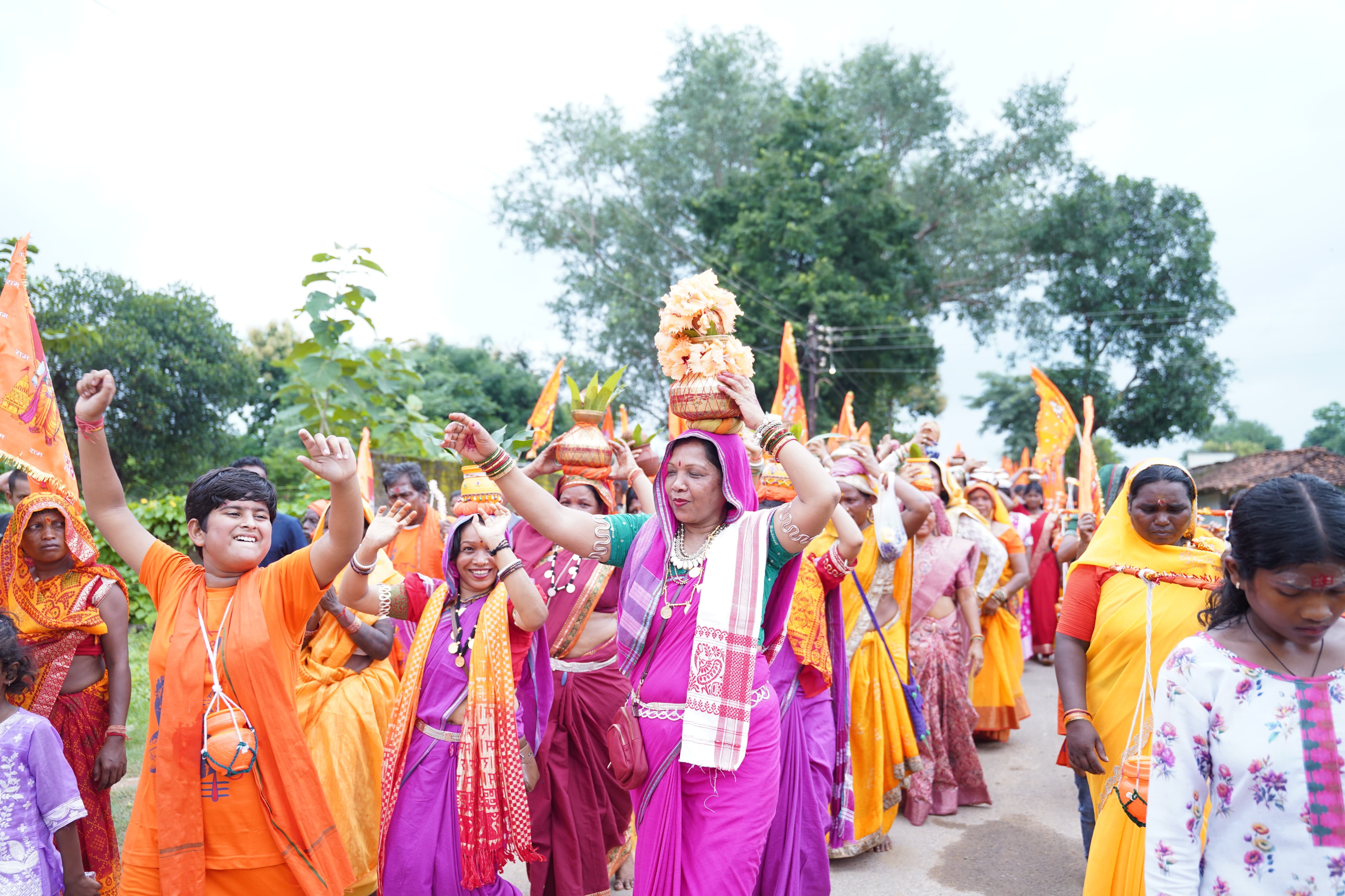 सावन के अंतिम सोमवार पर बगिया में गूंजा &lsquo;हर-हर महादेव&rsquo; का जयघोष, ईब-मैनी संगम तट से श्री फलेश्वर नाथ महादेव मंदिर तक निकली भव्य कांवड़ यात्रा, मुख्यमंत्री की धर्मपत्नी श्रीमती कौशल्या साय ने कांवड़ में जल भरकर किया भगवान शिव का जलाभिषेक