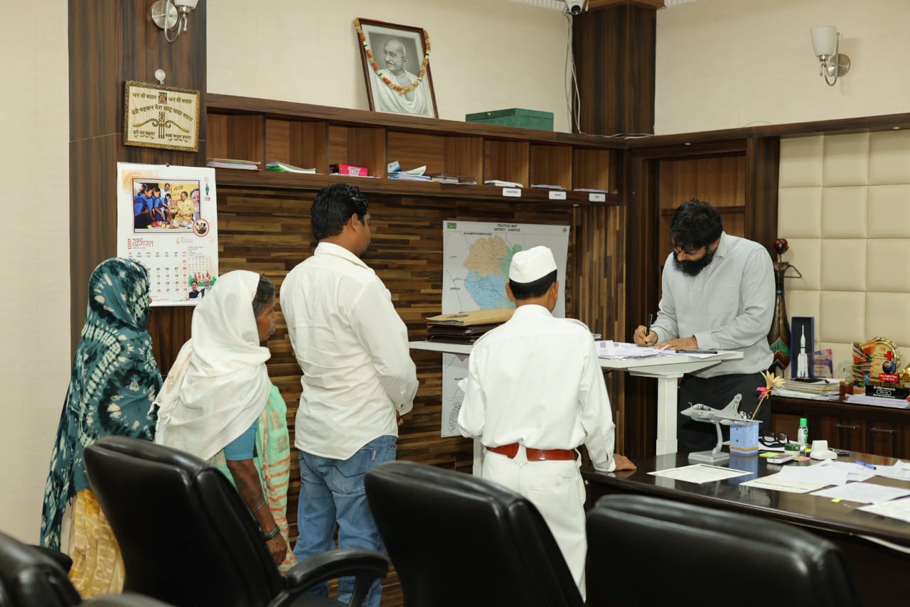 कलेक्टर श्री रोहित व्यास ने जनदर्शन में सुनी आमजन की समस्याएं,समयबद्ध, त्वरित एवं गुणवत्तापूर्ण निराकरण सुनिश्चित करने के दिए निर्देश