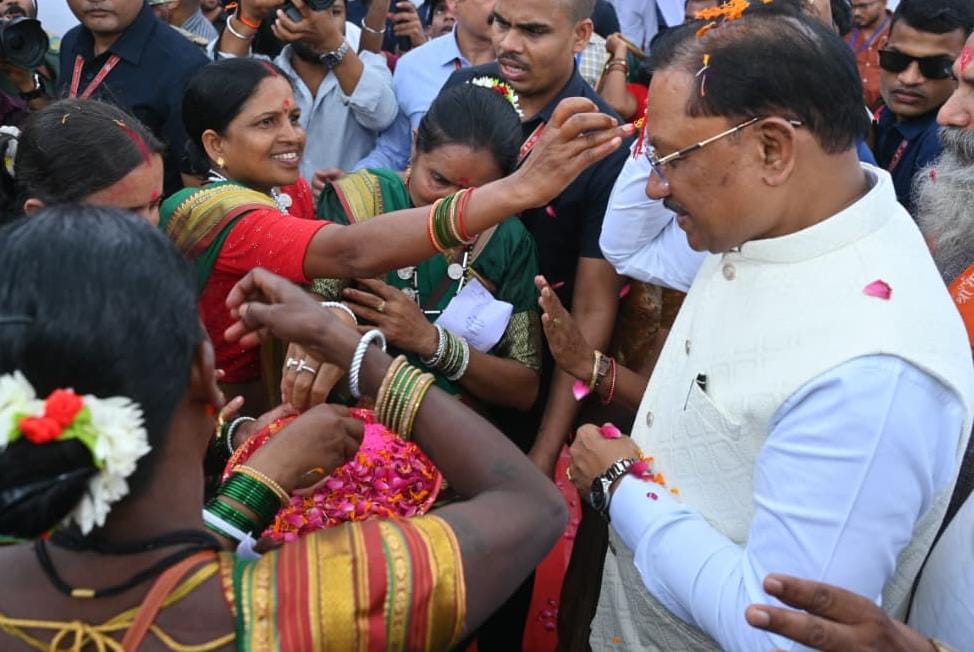 बहनों की आत्मनिर्भरता और चेहरे की मुस्कान ही हमारी सबसे बड़ी खुशी - मुख्यमंत्री श्री विष्णुदेव साय,रक्षाबंधन से पहले &lsquo;विष्णु भैया&rsquo; ने बहनों को दिया स्नेह और सम्मान का उपहार