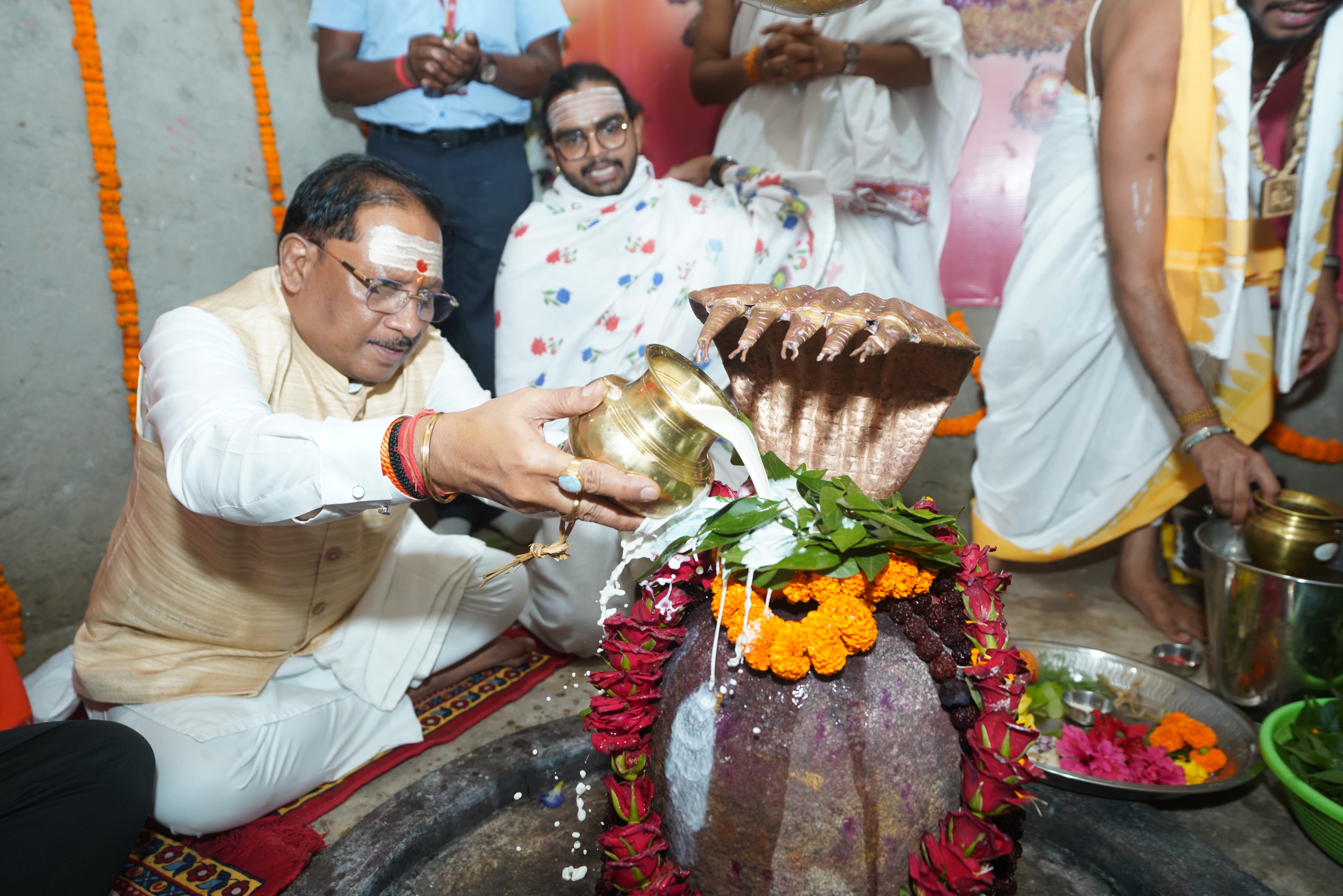 शिव भक्ति में लीन दिखे मुख्यमंत्री विष्णुदेव साय, बाबा कर्मेश्वर धाम में विधि-विधान से पूजा-अर्चना कर प्रदेश की सुख-शांति और समृद्धि की कामना