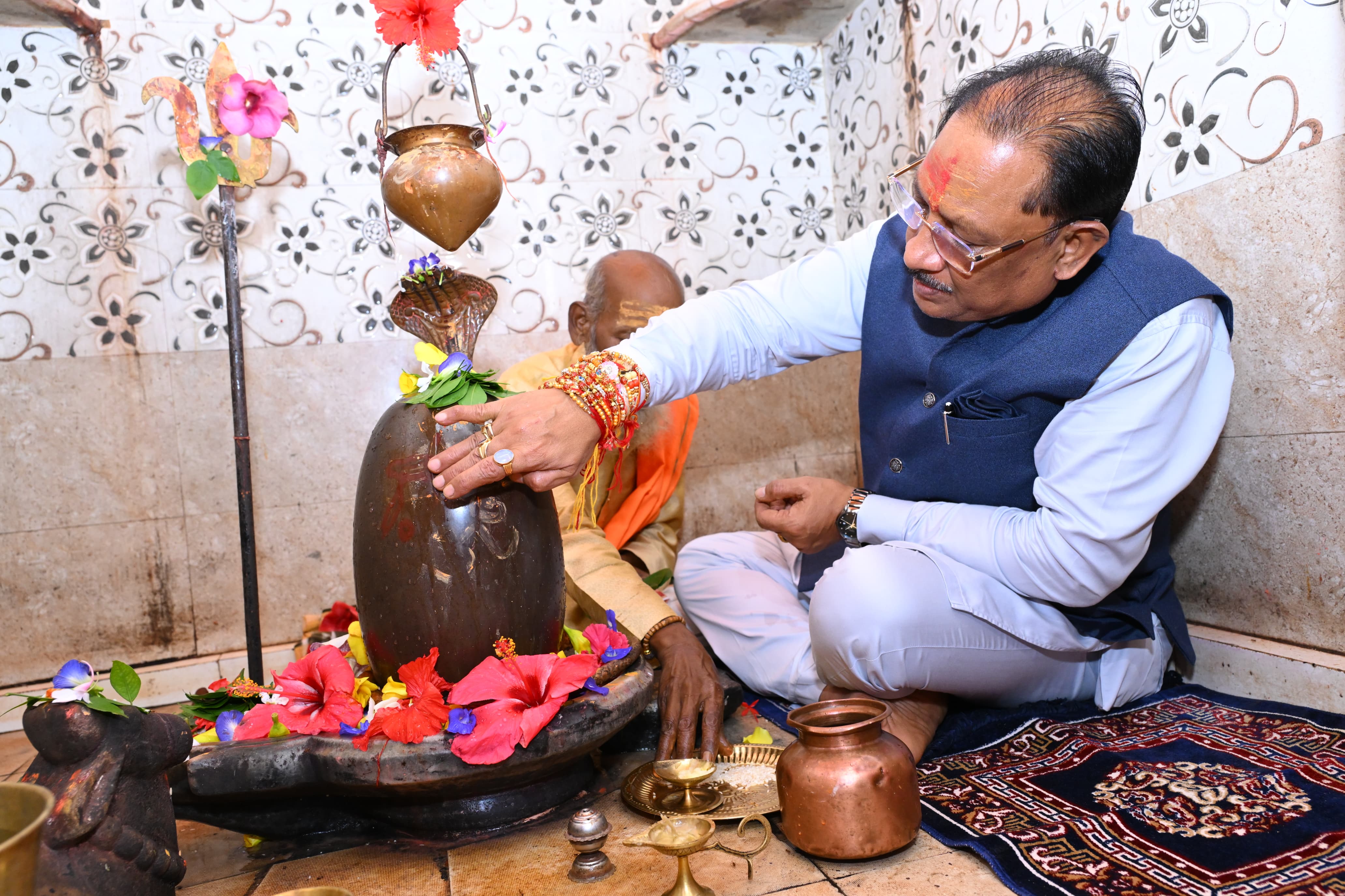 मंत्रोच्चार के बीच बाबा भोलेनाथ की शरण में पहुंचे मुख्यमंत्री विष्णुदेव साय, विधि-विधान से पूजा कर प्रदेश की शांति, समृद्धि और खुशहाली के लिए की प्रार्थना