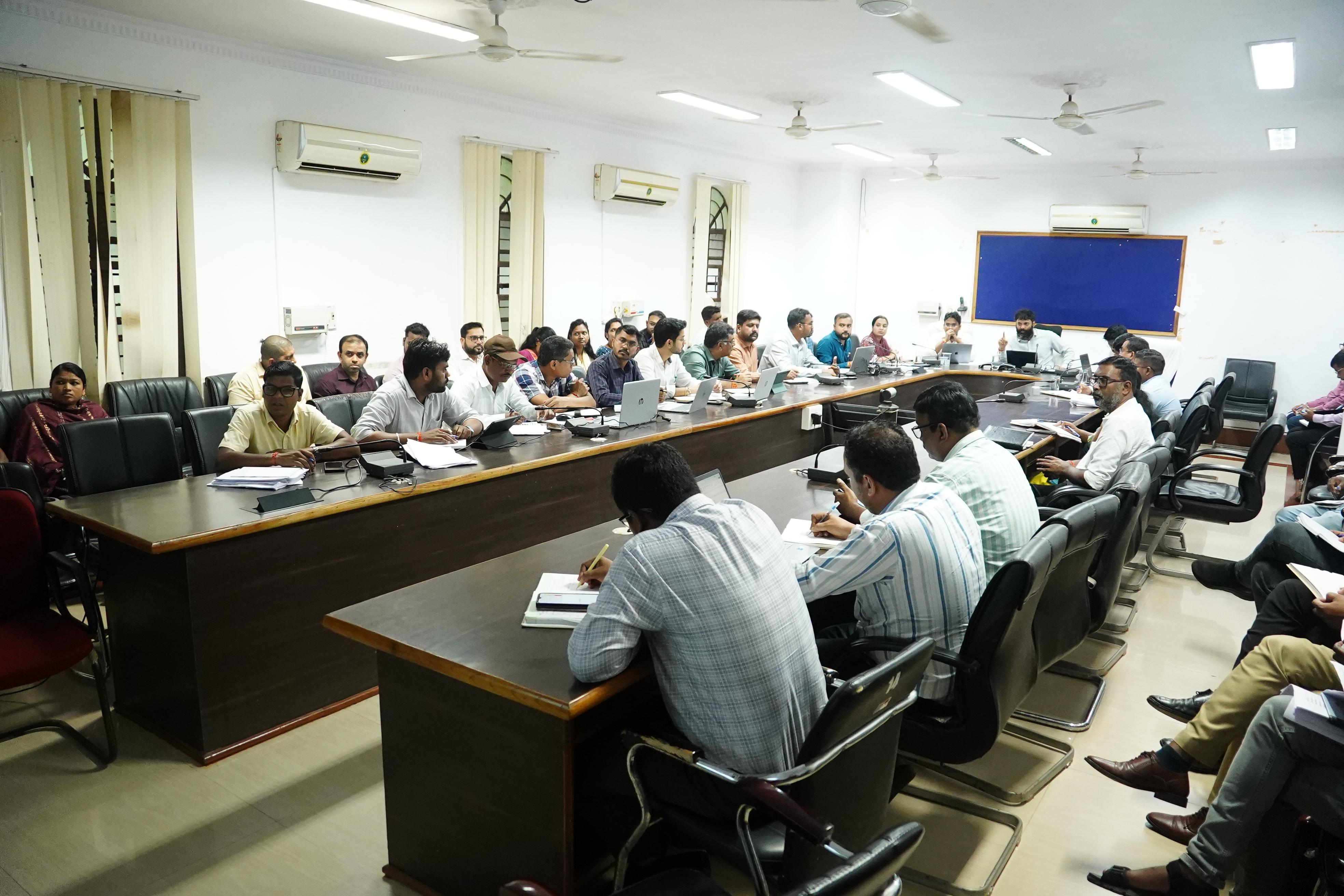 कलेक्टर श्री रोहित व्यास ने ग्राम पंचायतों में संचालित विकास योजनाओं की समीक्षा की,योजनाओं का समयबद्ध क्रियान्वयन सुनिश्चित करने के दिए निर्देश