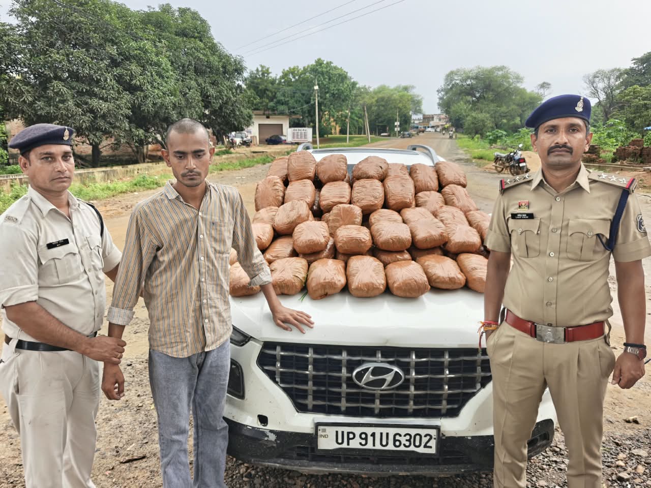 जशपुर में नशे के खिलाफ ऑपरेशन आघात की बड़ी सफलता, ओडिशा से गांजा लेकर उत्तर प्रदेश जा रहा अंतर्राज्यीय तस्कर बागबहार में गिरफ्तार, 60 किलो गांजा और 10 लाख की वैन्यू कार सहित 40 लाख की जब्ती