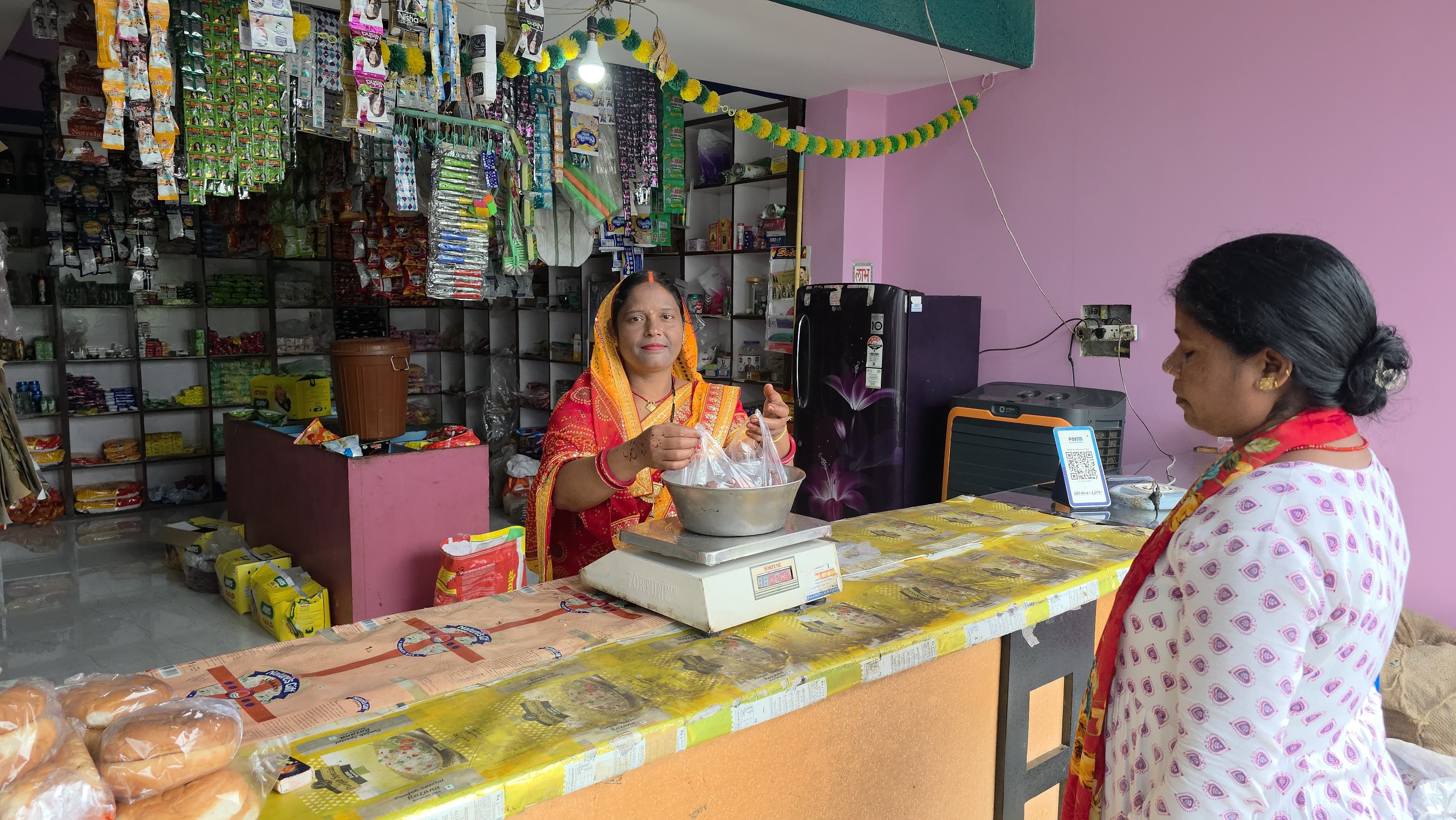 महिला कोष के एक लाख ने बदली हरमनिया देवी की जिंदगी, किराना-सिंगार दुकान बनी कमाई का मजबूत जरिया