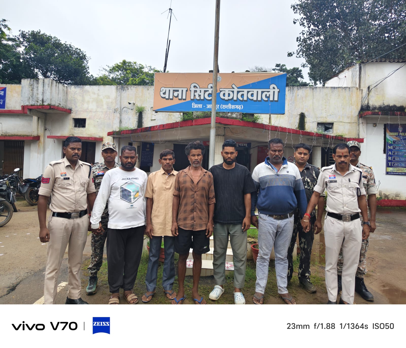 ऑपरेशन शंखनाद में जशपुर पुलिस की बड़ी कार्रवाई: 8 गौवंश तस्करों के चंगुल से मुक्त, एक आरोपी गिरफ्तार; पुराने मामलों के 5 फरार आरोपी भी धराए