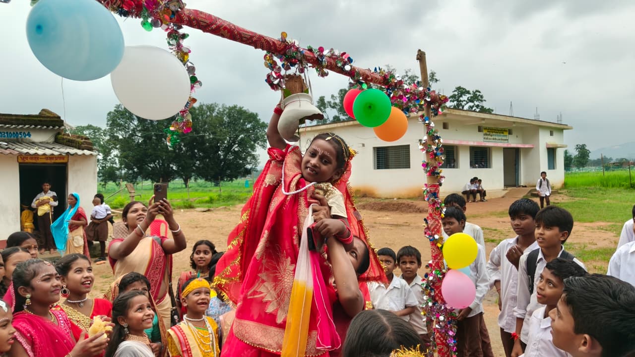 नन्हे कान्हाओं और राधा रानी के मनमोहक रूप से कृष्णमय हुआ नारायणपुर, सरस्वती शिशु मंदिर में धूमधाम से मनाई गई जन्माष्टमी, शोभायात्रा से लेकर मटकी फोड़ प्रतियोगिता तक बच्चों ने बांधा समां