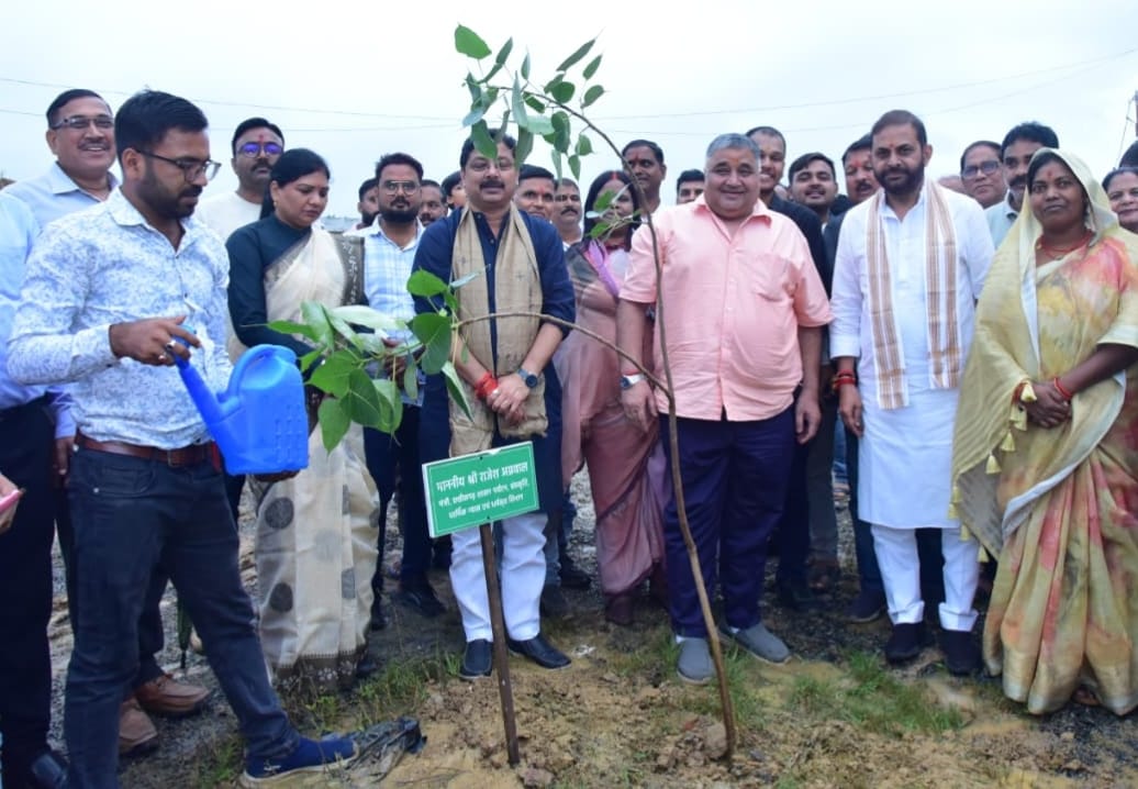 अंबिकापुर से गृह निर्माण मंडल की आवासीय योजनाओं में &lsquo;एक पेड़ माँ के नाम&rsquo; अभियान का शुभारंभ, मंत्री राजेश अग्रवाल ने पौधरोपण कर दिया पर्यावरण संरक्षण का संदेश