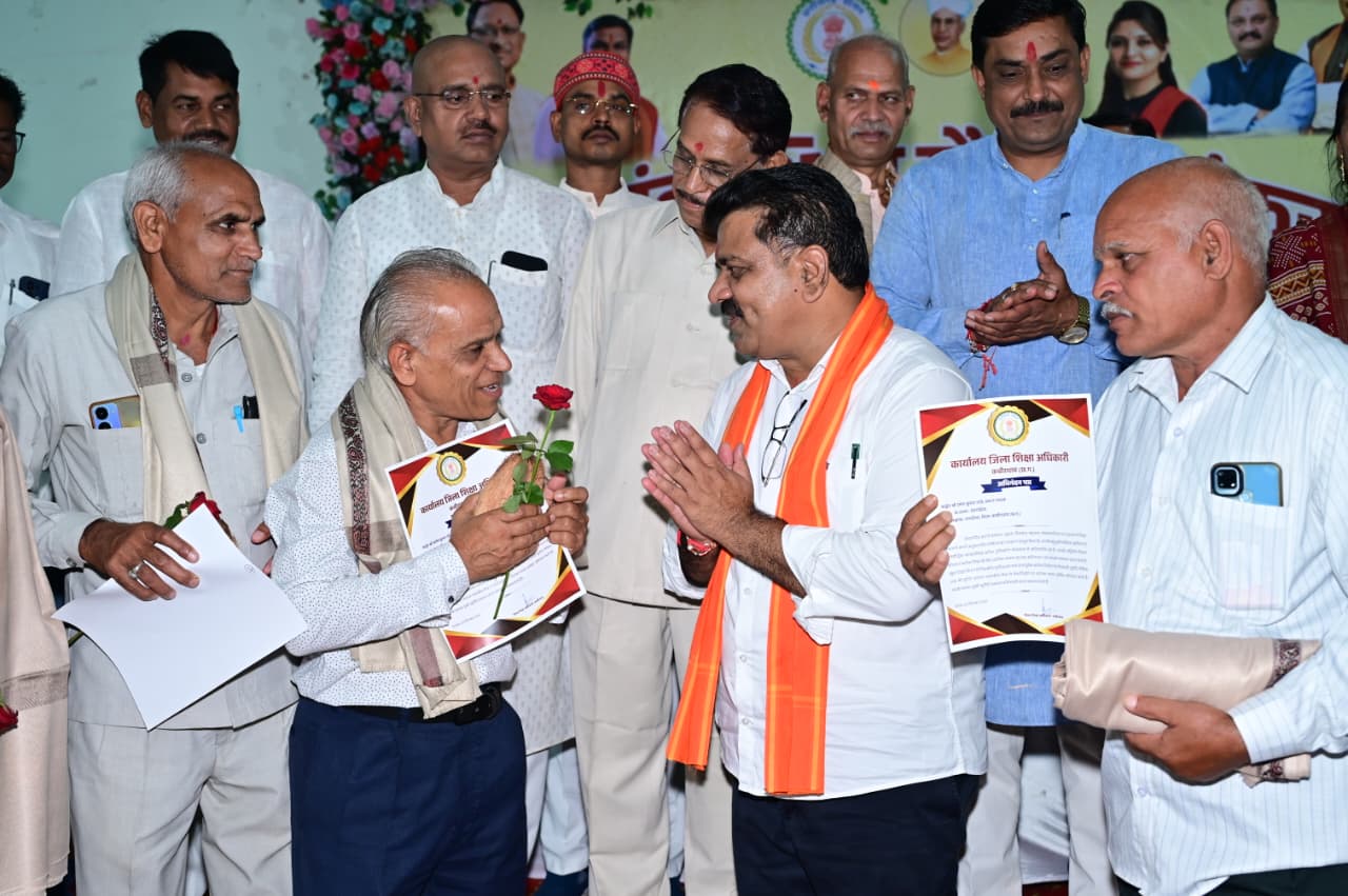 गुरुजनों के दिए ज्ञान और संस्कार आज भी जीवन में उपयोगी, उप मुख्यमंत्री विजय शर्मा ने अपने विद्यार्थी जीवन के शिक्षकों को शॉल-श्रीफल भेंटकर किया सम्मानित, भावुक होकर लिया आशीर्वाद