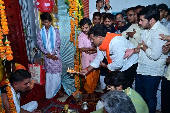 श्रीकृष्ण जन्माष्टमी पर कवर्धा के श्री राधा-कृष्ण बड़े मंदिर पहुंचे उप मुख्यमंत्री विजय शर्मा, विधिवत पूजा-अर्चना कर प्रदेशवासियों के सुख, शांति, समृद्धि और खुशहाली की कामना