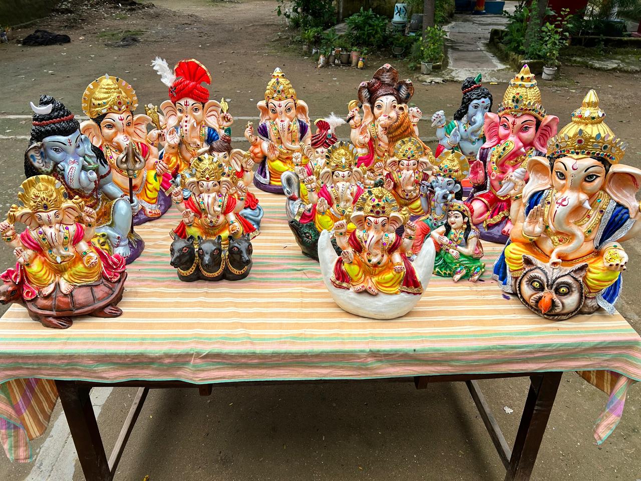 मिट्टी के गणेश से हरियाली की नई पहल: केंद्रीय जेल रायपुर के बंदियों ने तैयार कीं 500 बीजयुक्त पर्यावरण-अनुकूल प्रतिमाएं, विसर्जन के बाद तुलसी समेत पौधों के रूप में दिखेगा प्रकृति संरक्षण का संदेश