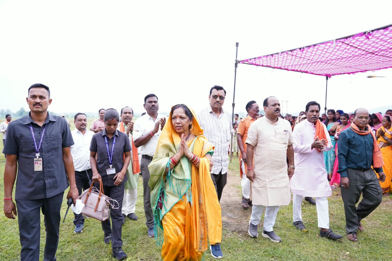 मांदर की गूंज और करमा नृत्य से गोरिया में दिखी लोक संस्कृति की अद्भुत छटा, 22 गांवों के दलों ने दी पारंपरिक प्रस्तुतियां, कौशल्या साय ने कहा&mdash;लोक परंपराएं हमारी सांस्कृतिक पहचान