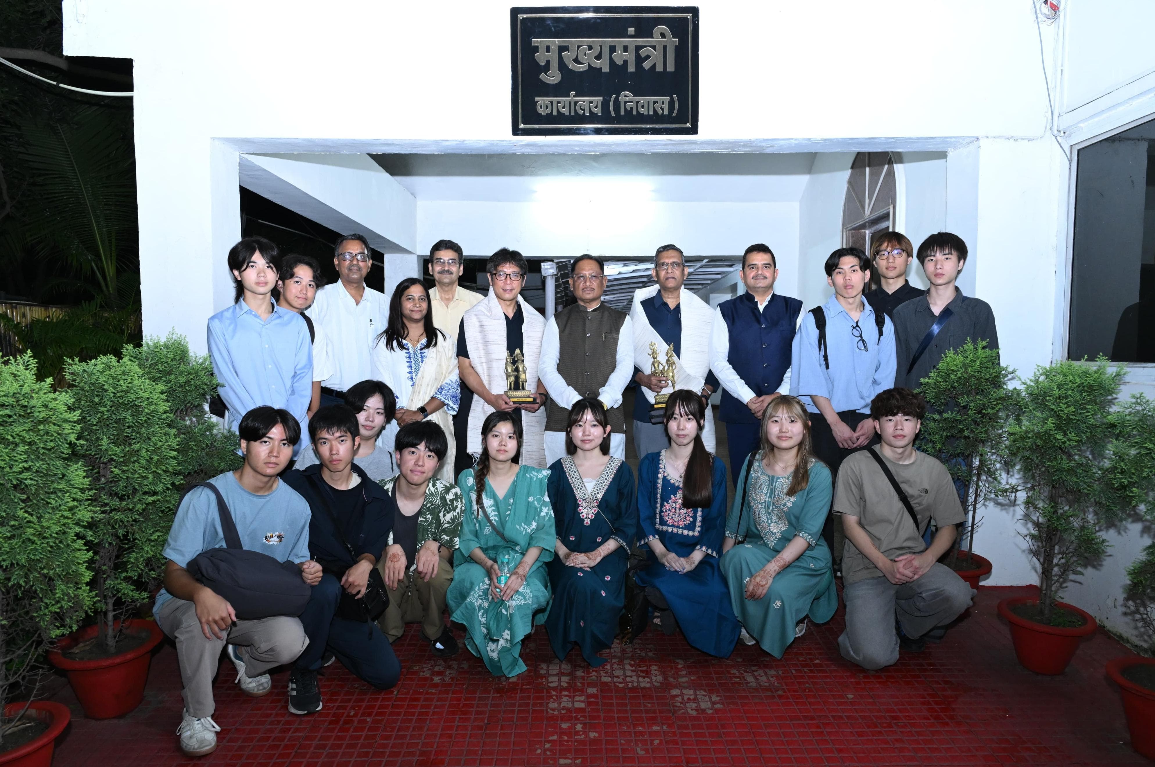 भारत-जापान के सांस्कृतिक रिश्तों को शिक्षा, तकनीक और नवाचार दे रहे नई दिशा, मुख्यमंत्री साय बोले&mdash;युवा संवाद से मजबूत होंगे दोनों देशों के संबंध; एहिमे यूनिवर्सिटी के 17 सदस्यीय छात्र प्रतिनिधिमंडल ने की सौजन्य मुलाकात