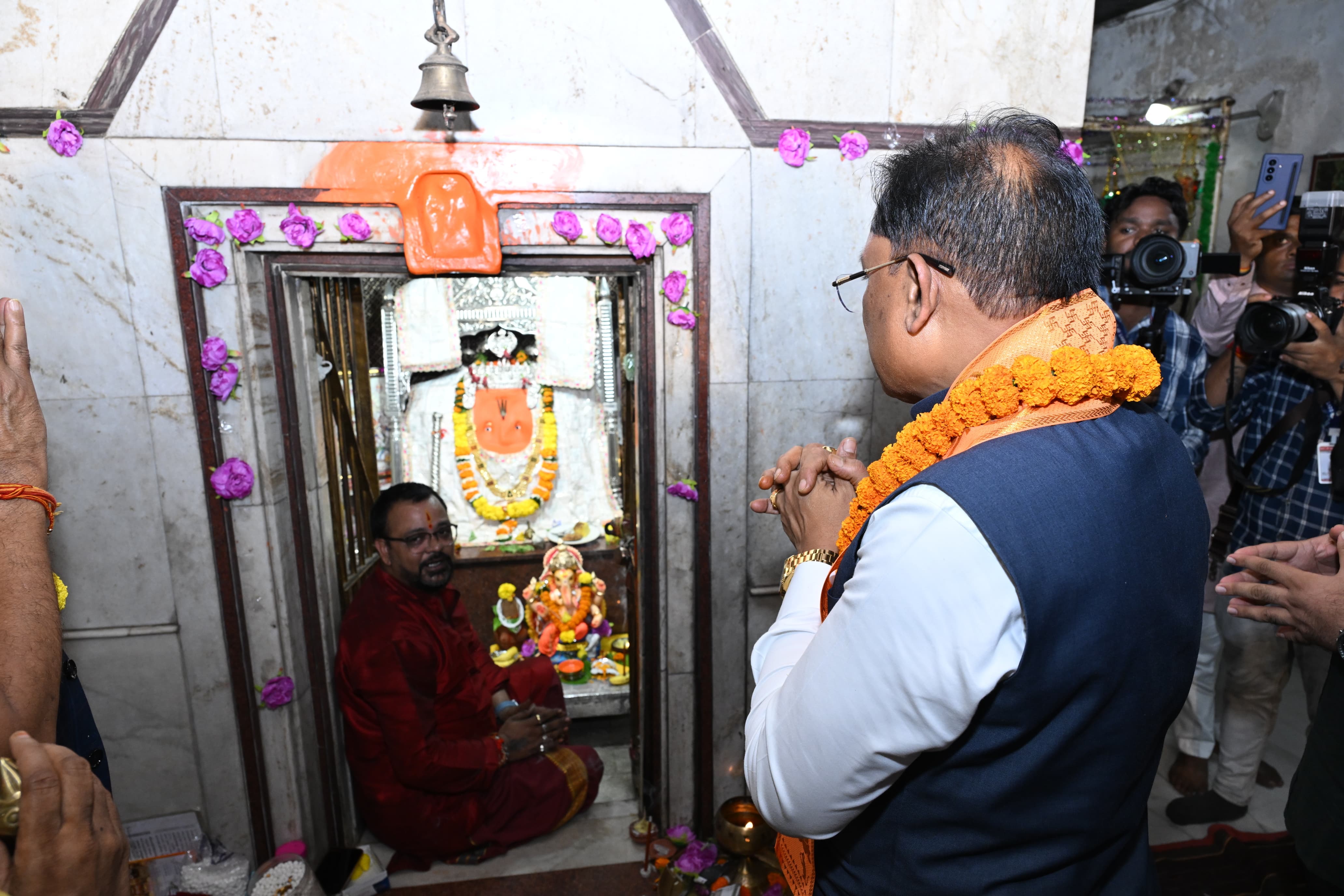 गोल बाजार में भक्ति के रंग में रंगा रायपुर, मुख्यमंत्री साय ने 117 साल पुरानी गणेशोत्सव परंपरा में शामिल होकर किया विघ्नहर्ता का पूजन