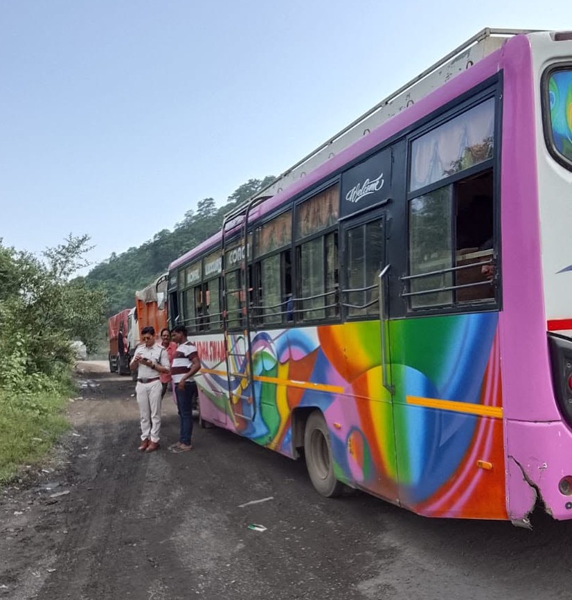यात्रियों की सुरक्षा से खिलवाड़ करने वाले बस संचालकों पर परिवहन विभाग की बड़ी कार्रवाई, अधिक किराया वसूली, ओवरलोडिंग, लाइसेंस और परमिट की खामियों समेत नियमों के उल्लंघन पर 42 संचालक नपे, 55 हजार 700 रुपये जुर्माना वसूला