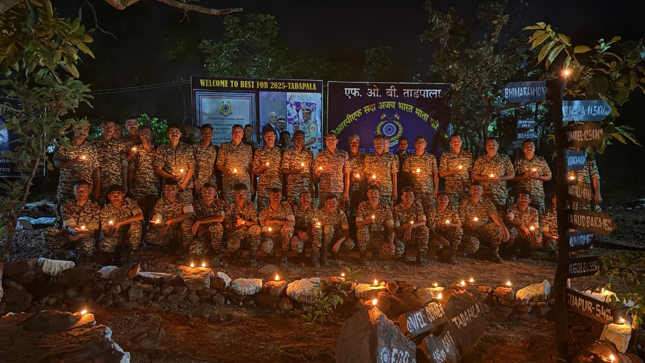 शहीदों की याद और नक्सलमुक्त बस्तर के संकल्प के साथ सातों जिलों में दीप प्रज्ज्वलन, 1,986 स्थानों पर एक साथ जली सेवा, शांति और विकास की ज्योति
