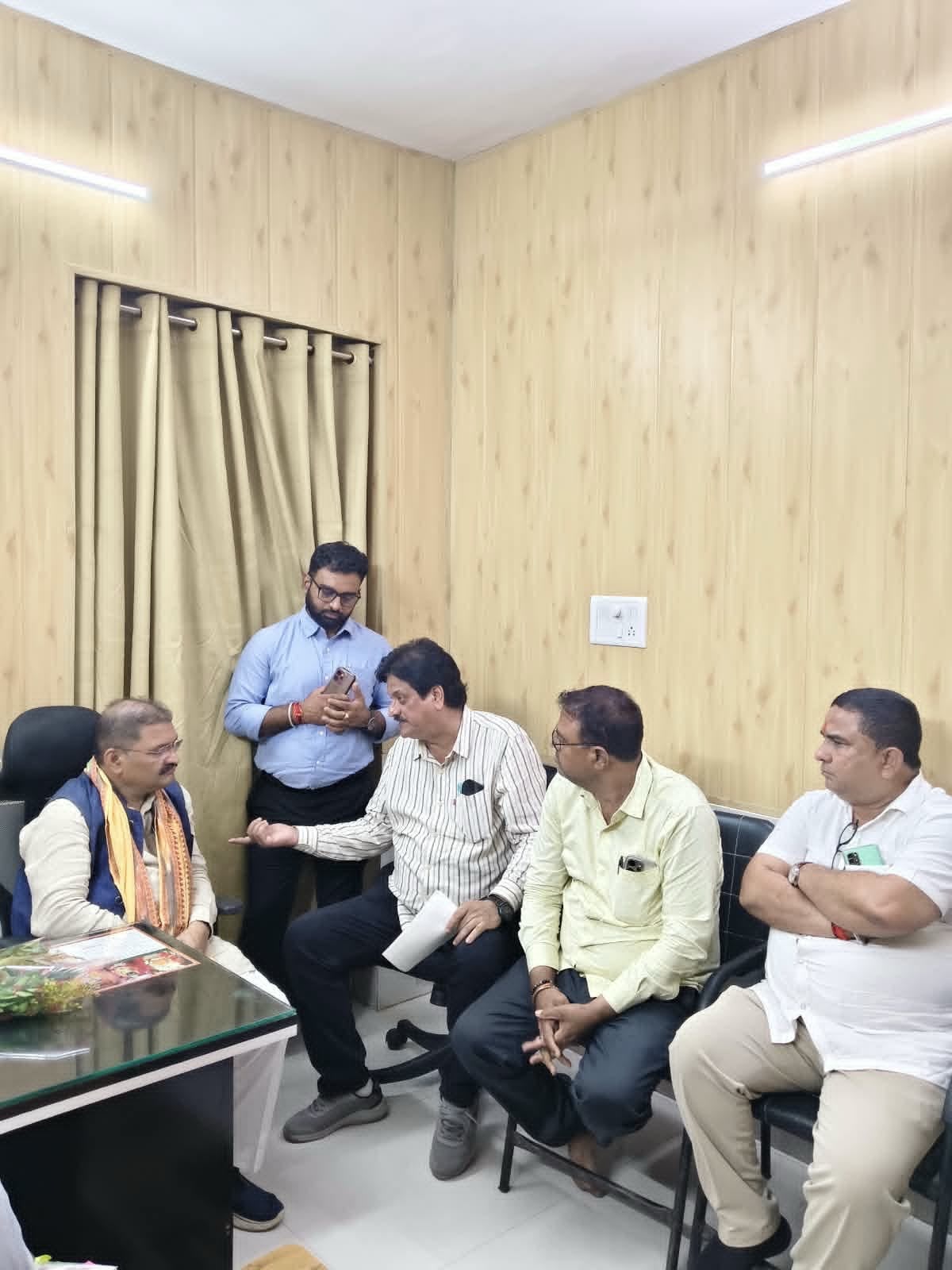 टीईटी की अनिवार्यता समाप्त करने की मांग को लेकर शिक्षक संगठनों की बड़ी पहल, सांसद संतोष पांडे से मुलाकात कर केंद्रीय शिक्षा मंत्री के समक्ष मामला रखने का किया आग्रह