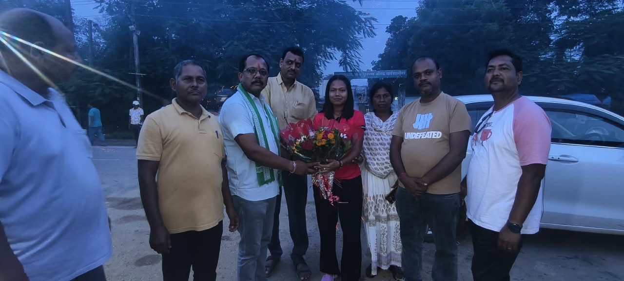किसान की बेटी ने हॉकी के मैदान में रचा इतिहास, जूनियर महिला एशिया कप विजेता भारतीय टीम का हिस्सा बनी मधु सिदार का कांसाबेल में जोरदार स्वागत, बढ़ाया जशपुर का गौरव