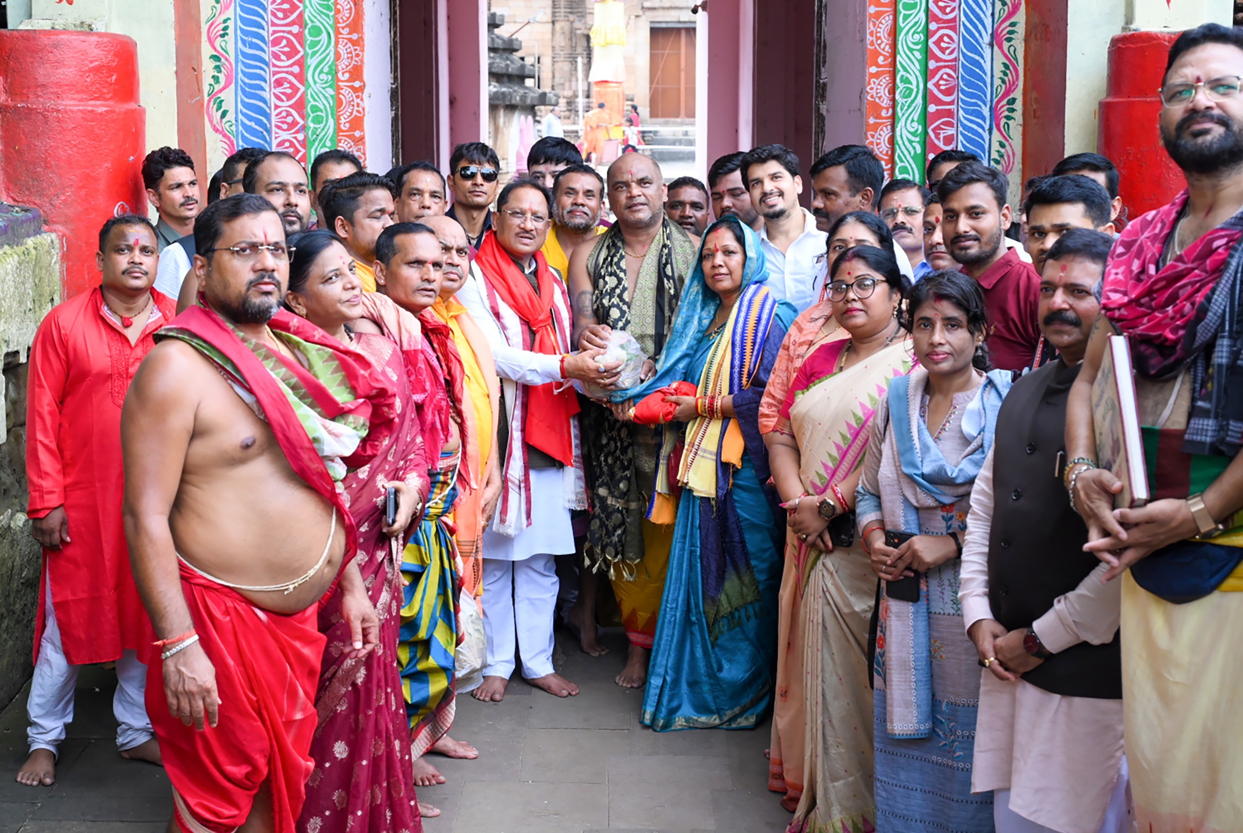 भगवान लिंगराज के दरबार में मुख्यमंत्री विष्णु देव साय ने टेका माथा, छत्तीसगढ़वासियों के सुख-समृद्धि की कामना के साथ साझा सांस्कृतिक विरासत पर दिया जोर