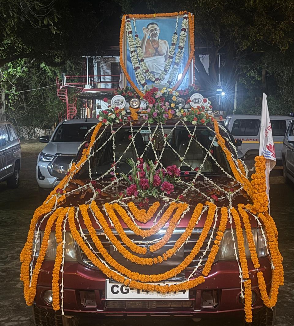 श्री सर्वेश्वरी समूह के 66वें स्थापना दिवस पर जशपुर बना भक्ति और सेवा का केंद्र, गम्हरिया आश्रम से निकली प्रभातफेरी का नगरवासियों ने किया श्रद्धापूर्वक स्वागत, सतीचौरा में हुआ पूजन, विभिन्न आश्रमों में फहराए गए ध्वज, जिला चिकित्सालय में पौष्टिक आहार और धार्मिक स्थलों में बांटे गए झाड़ू