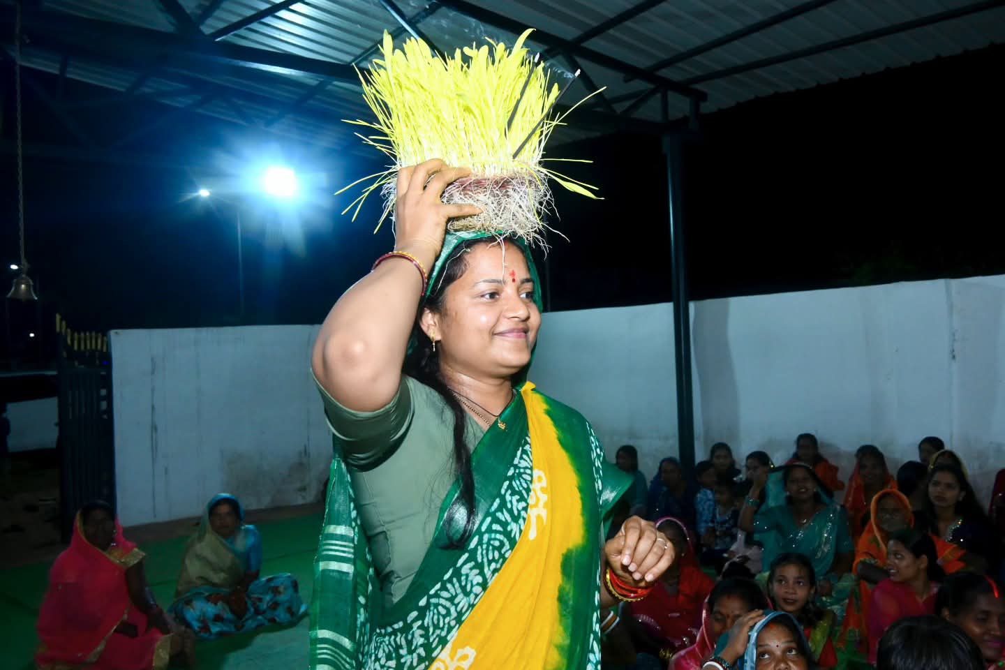 गृह ग्राम बीरपुर में प्रकृति और लोकआस्था के पावन पर्व करमा पूजा में शामिल हुईं मंत्री लक्ष्मी राजवाड़े, करम देव की विधि-विधान से पूजा-अर्चना कर प्रदेश की सुख-शांति, खुशहाली और समृद्धि की कामना