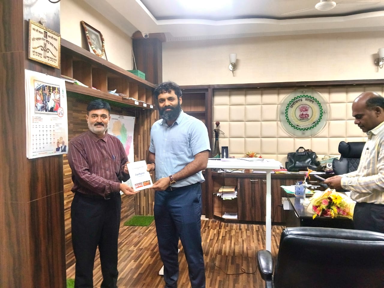 जशपुर के सुशासन, प्रशासनिक बदलाव और विकास यात्रा का दस्तावेज बनी &lsquo;जशपुर : एक परिचय&rsquo; रिपोर्ट, कलेक्टर रोहित व्यास के मार्गदर्शन में तैयार हुआ जिले का मिनी गजेटियर