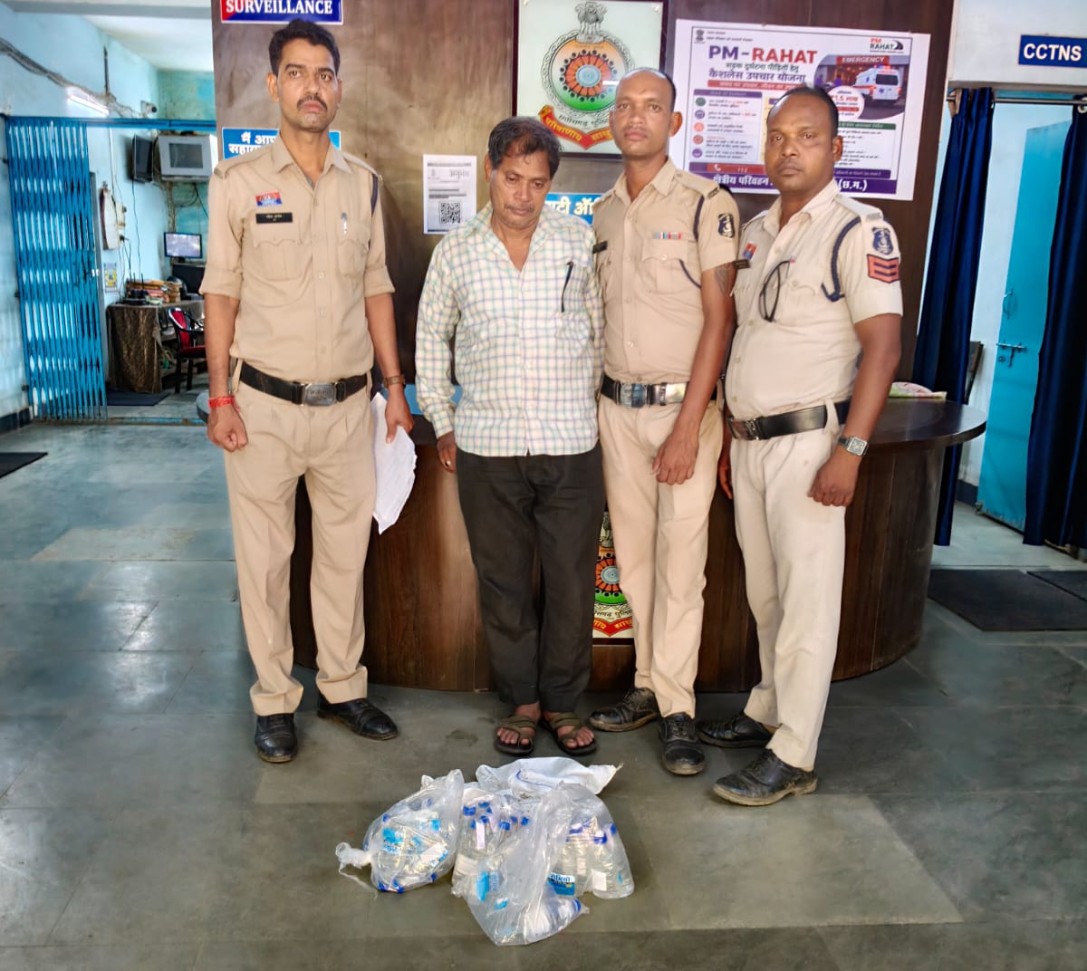 शराब भट्ठी खुलने का इंतजार किए बिना शुरू कर दी अवैध बिक्री की तैयारी, &ldquo;ऑपरेशन आघात&rdquo; के तहत कोतरारोड़ पुलिस ने 34 पाव देशी शराब के साथ आरोपी को दबोचा
