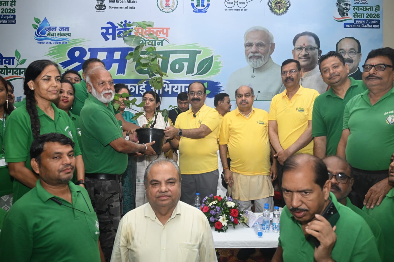 स्वच्छता ही सेवा अभियान में महाराजबंध तालाब से गूंजा जनभागीदारी का संदेश, उप मुख्यमंत्री अरुण साव सहित जनप्रतिनिधियों, अधिकारियों और नागरिकों ने श्रमदान कर साफ किया तालाब परिसर