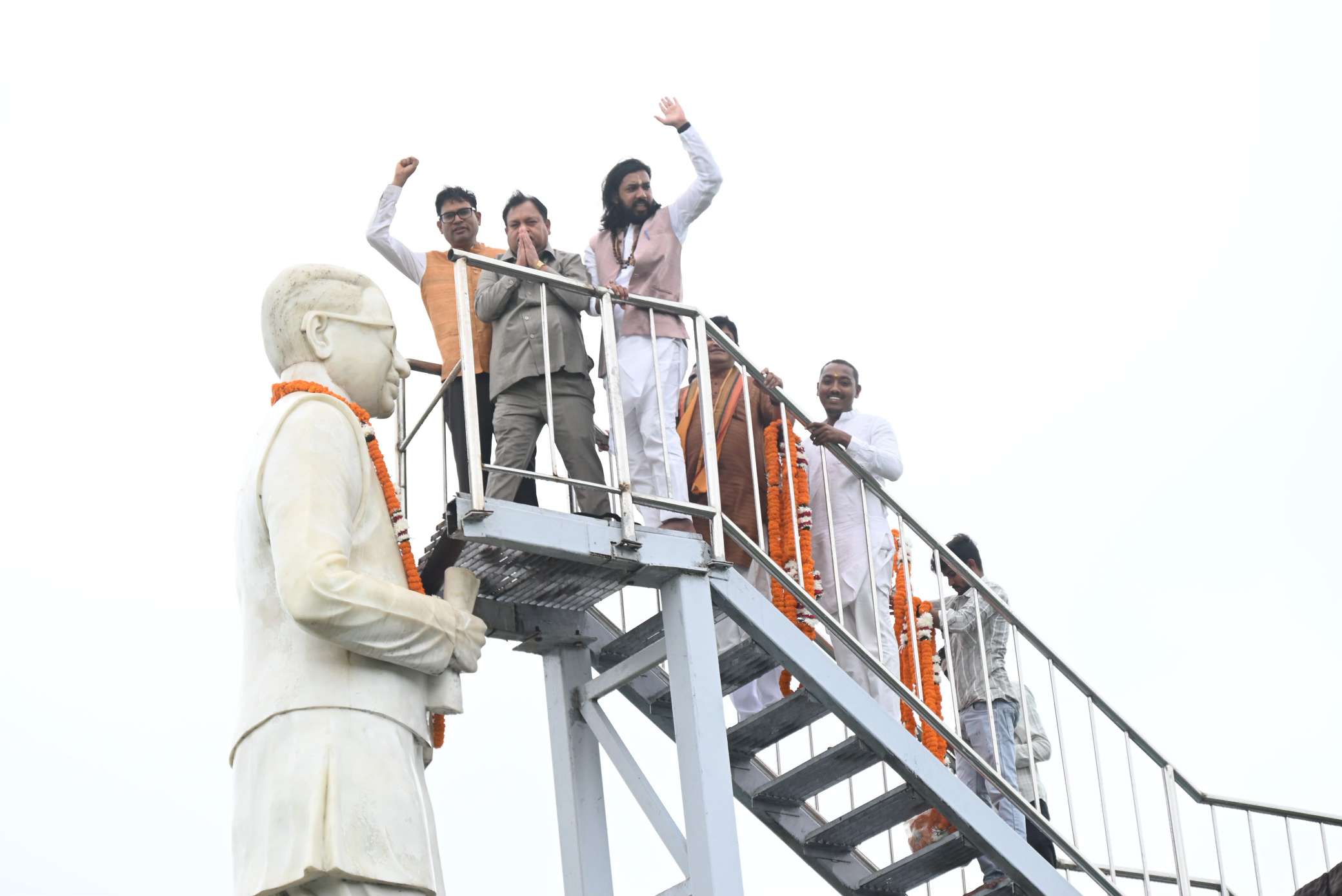 पंडित दीनदयाल उपाध्याय की जयंती पर वित्त मंत्री ओ.पी. चौधरी ने नवा रायपुर में प्रतिमा पर किया माल्यार्पण, अंत्योदय और एकात्म मानव दर्शन के विचारों को बताया राष्ट्र निर्माण की सतत प्रेरणा
