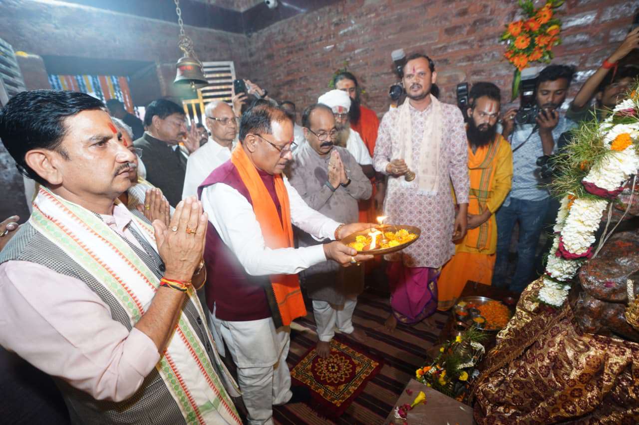 मदकूद्वीप पहुंचे मुख्यमंत्री विष्णु देव साय, प्राचीन रामाश्रय और गणेश मंदिर में की पूजा-अर्चना, कन्या पूजन कर प्रदेशवासियों की सुख-समृद्धि की कामना