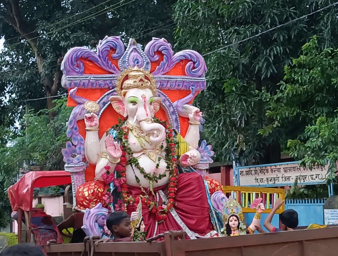 गणपति बप्पा मोरया के जयकारों से गूंज उठी नारायणपुर की गलियां,11 दिवसीय गणेश पूजा का धूमधाम से हुआ समापन, भक्ति गीतों पर झूमते श्रद्धालुओं के बीच निकली भव्य विसर्जन शोभायात्रा