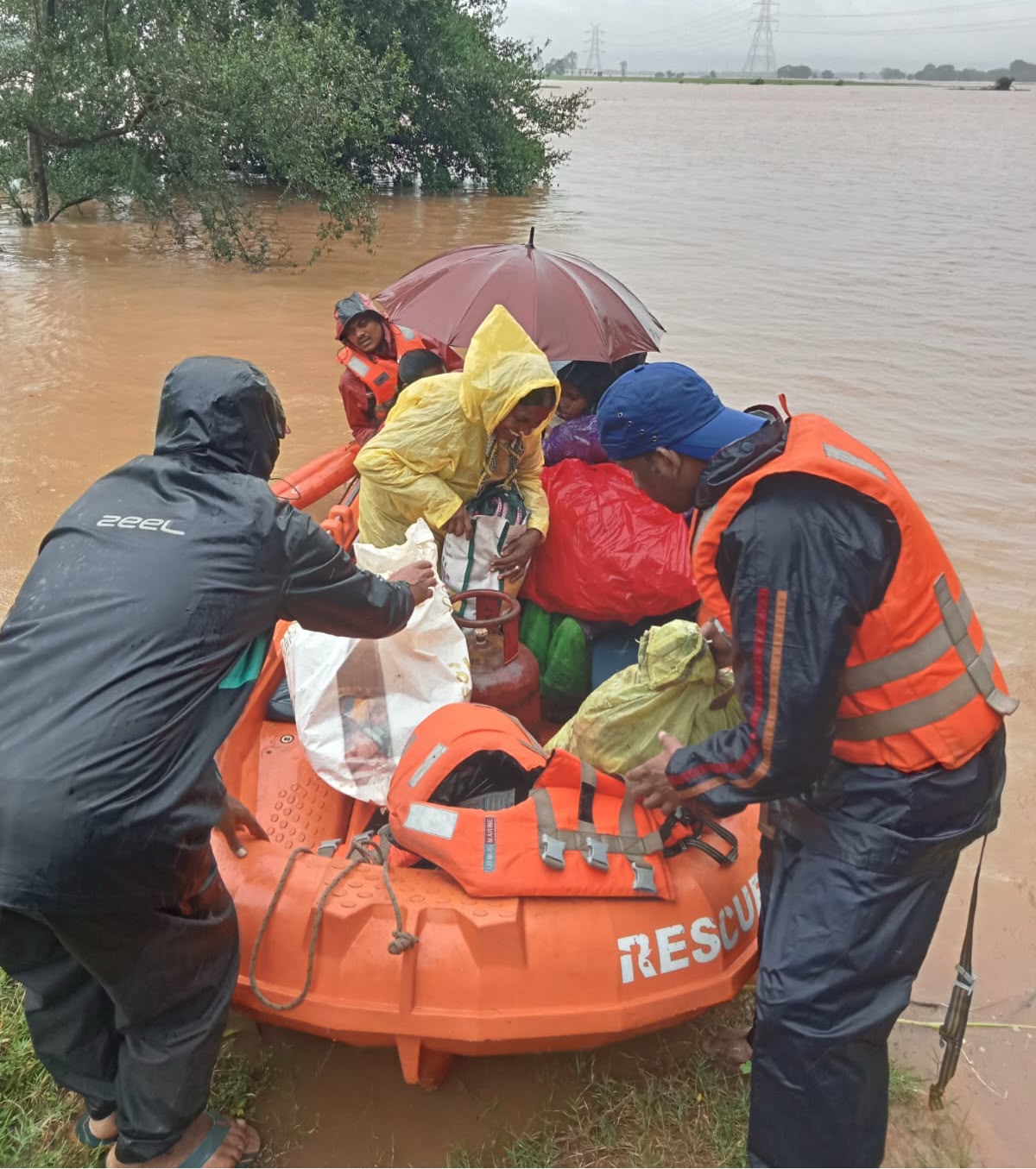 बस्तर में भारी बारिश से बिगड़े हालात, बाढ़ में फंसे लोगों का युद्धस्तर पर रेस्क्यू, 9 राहत शिविरों में 350 से अधिक प्रभावितों को सुरक्षित आश्रय और भोजन की व्यवस्था