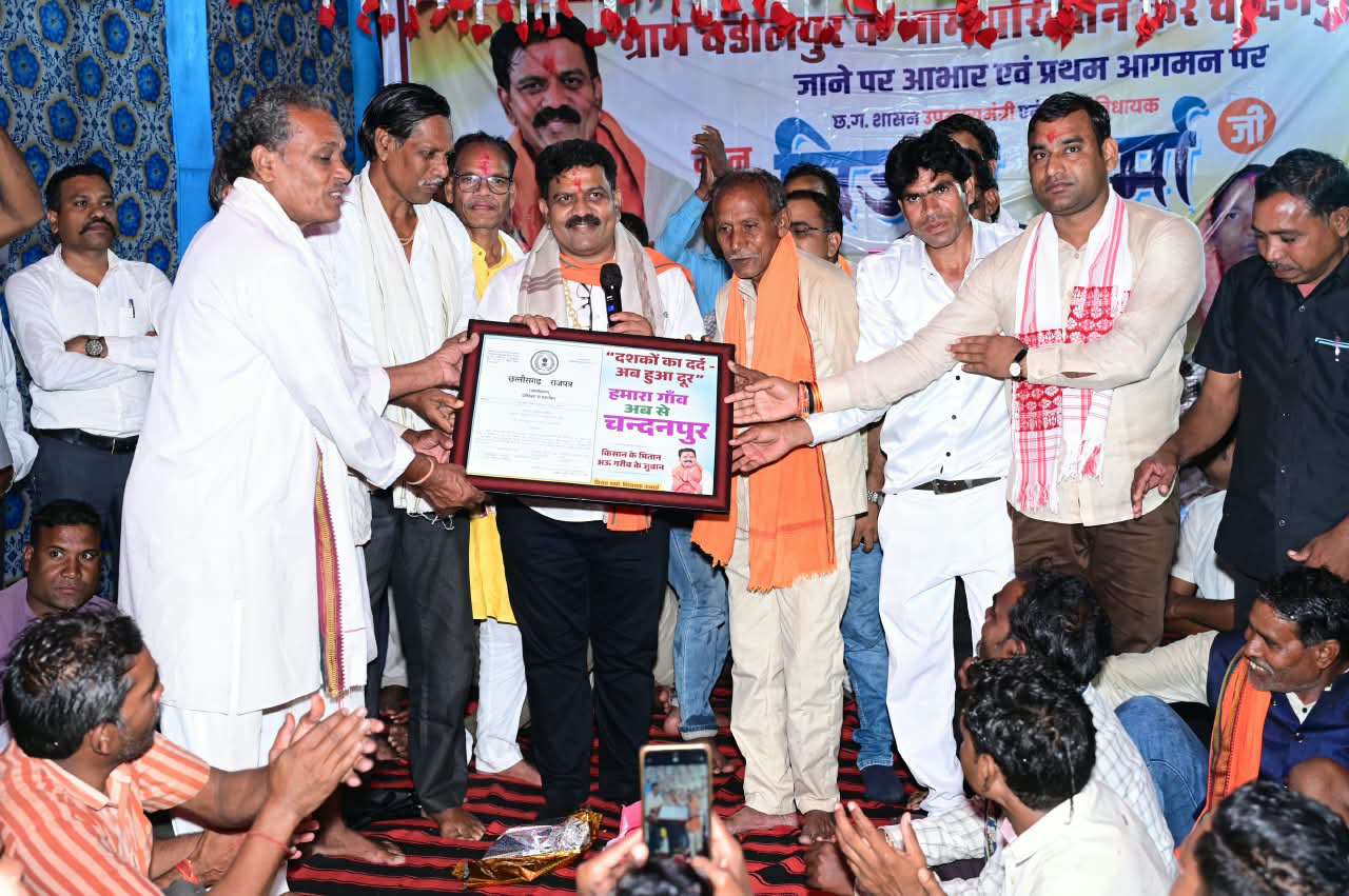 वर्षों पुरानी मांग हुई पूरी, राजपत्र की प्रति लेकर बारिश के बीच चंदनपुर पहुंचे उप मुख्यमंत्री विजय शर्मा, चंडालपुर को मिली नई आधिकारिक पहचान