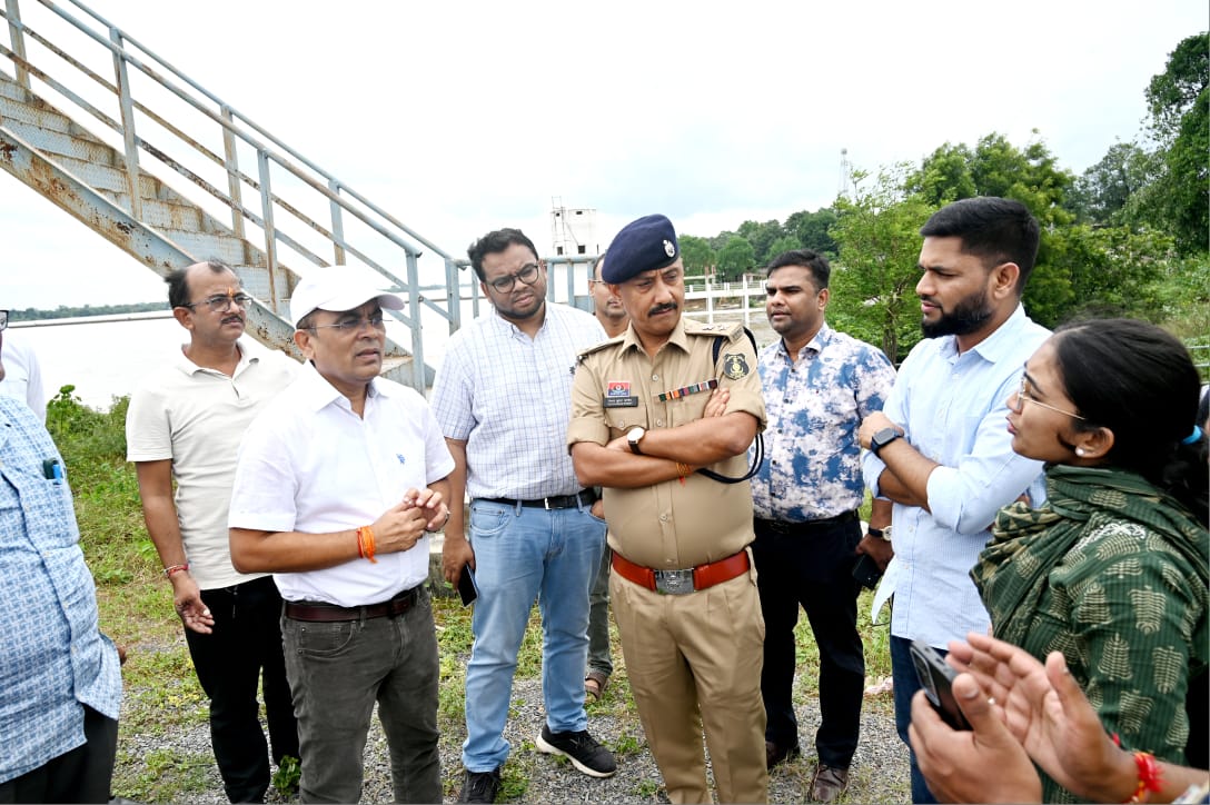 महानदी के बढ़ते बहाव को लेकर प्रशासन अलर्ट, गंगरेल बांध के सभी 14 गेट खुले&mdash;घाट-पुलों पर बैरिकेडिंग, पुलिस बल तैनात, शिवरीनारायण में मोटर बोट और बचाव उपकरणों के साथ DDRF मुस्तैद