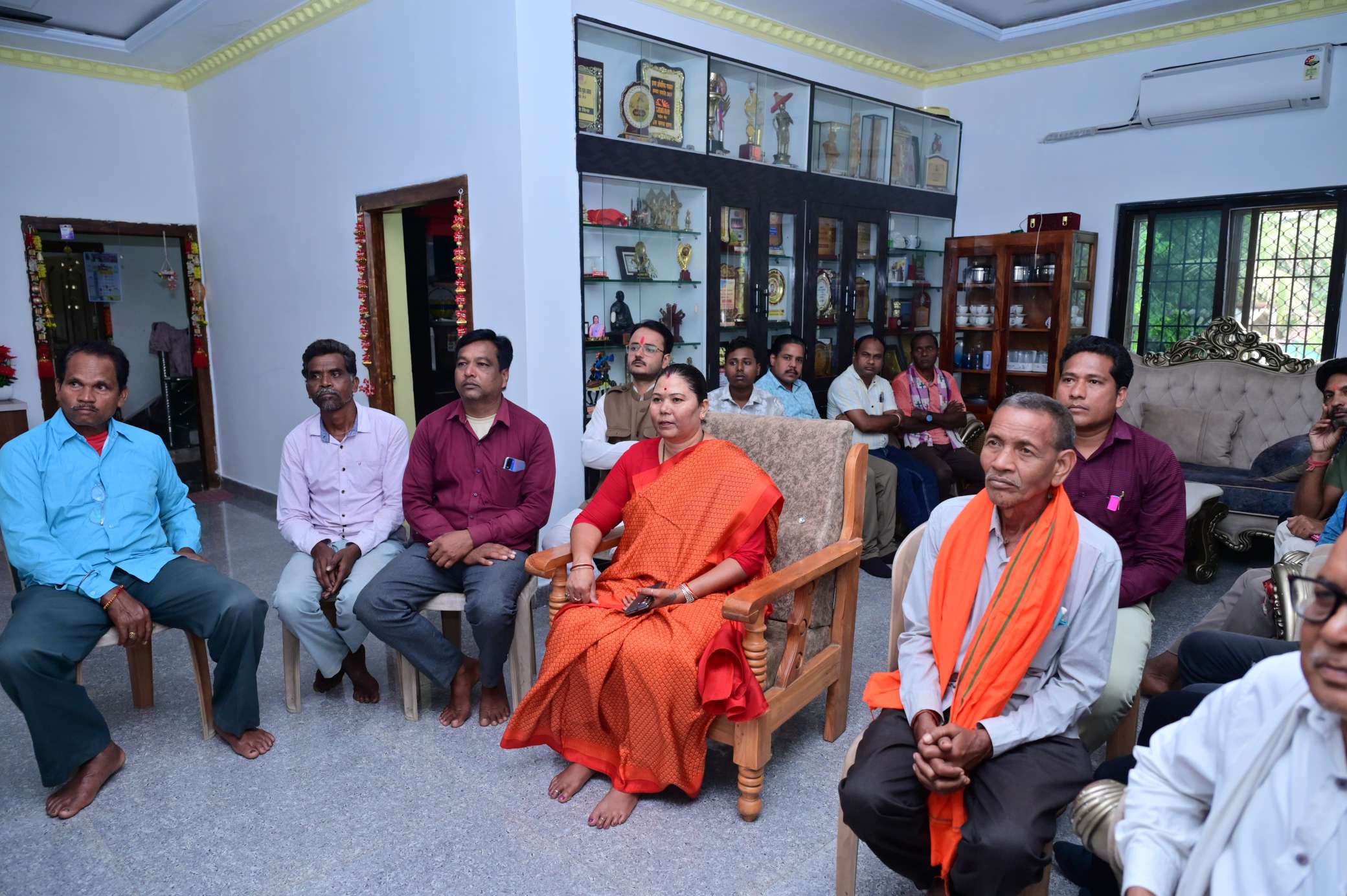 गृह ग्राम मुंडाडीह में &lsquo;मन की बात&rsquo; सुनने जुटे कार्यकर्ता, विधायक गोमती साय ने प्रधानमंत्री मोदी के संदेश को बताया सेवा और राष्ट्र निर्माण की प्रेरणा