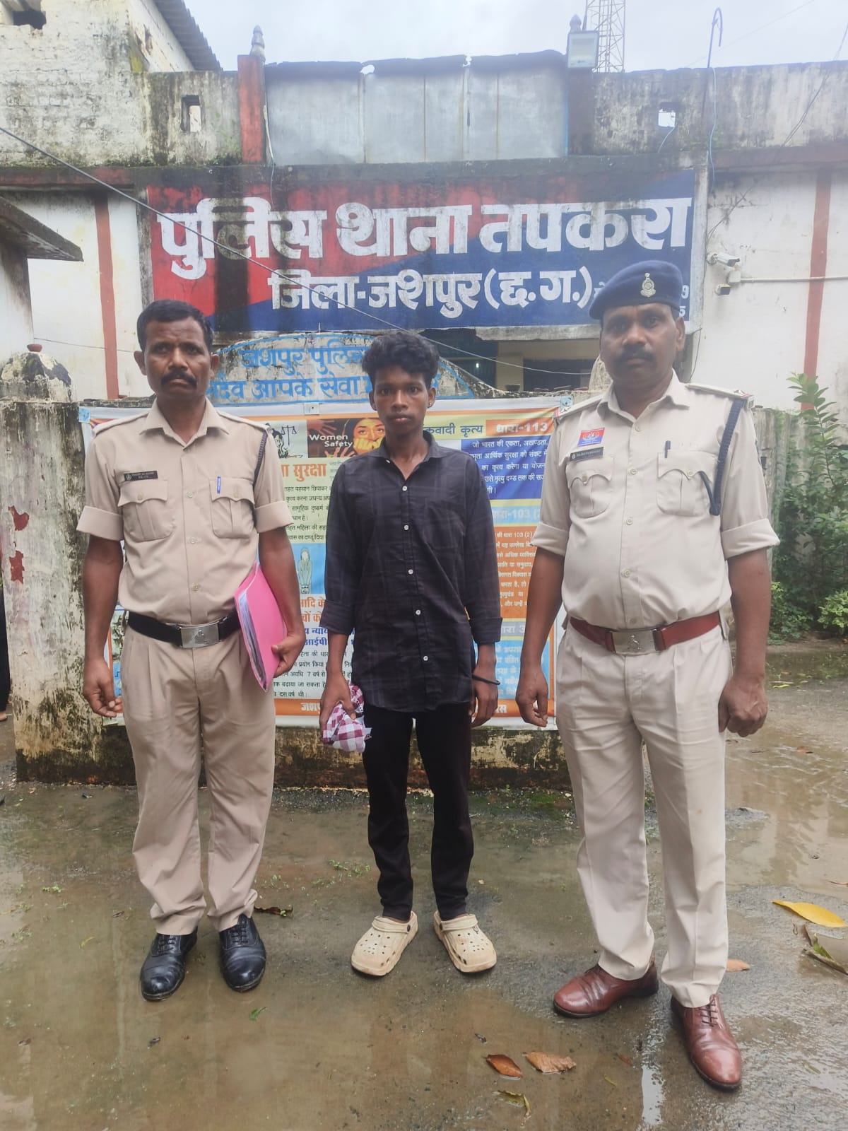 प्यार और शादी का झांसा देकर 17 वर्षीय नाबालिग को घर से ले गया युवक, तपकरा पुलिस ने आरोपी के घर दबिश देकर बालिका को सकुशल बरामद किया,आरोपी गिरप्तार