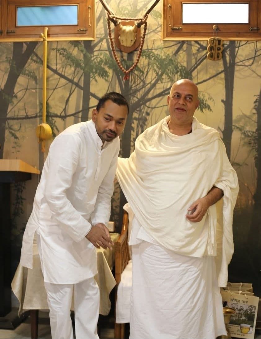 वाराणसी के प्रसिद्ध अघोर पीठ पड़ाव पहुंचे बिहार के स्वास्थ्य मंत्री निशांत कुमार, अघोरेश्वर भगवान राम जी के आसन पर माथा टेककर किया दर्शन-पूजन, बाबा औघड़ गुरुपद संभव राम जी से लिया आशीर्वाद