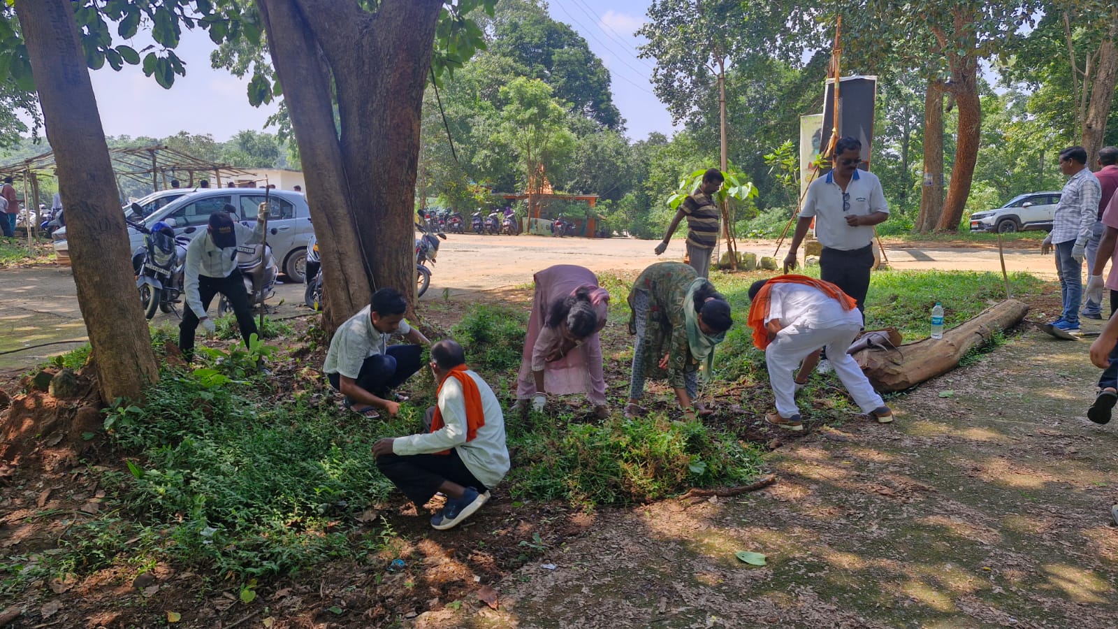 सेवा संकल्प अभियान में गूंजा स्वच्छ और सुंदर जशपुर का संदेश, जिलेभर में जनप्रतिनिधियों, अधिकारियों-कर्मचारियों और नागरिकों ने किया श्रमदान, सार्वजनिक स्थलों से लेकर पर्यटन व धार्मिक स्थलों तक चला व्यापक सफाई अभियान
