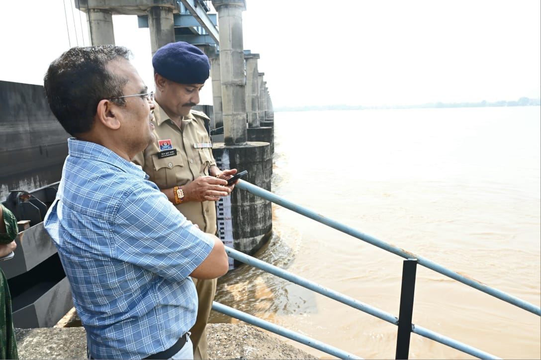 महानदी के तटीय क्षेत्रों में बढ़ा जलस्तर तो प्रशासन हुआ सक्रिय, मुख्यमंत्री के निर्देश पर कलेक्टर-एसपी ने शिवरीनारायण पहुंचकर लिया हालात का जायजा, राहत शिविर में भोजन-पानी और स्वास्थ्य सुविधाएं सुनिश्चित