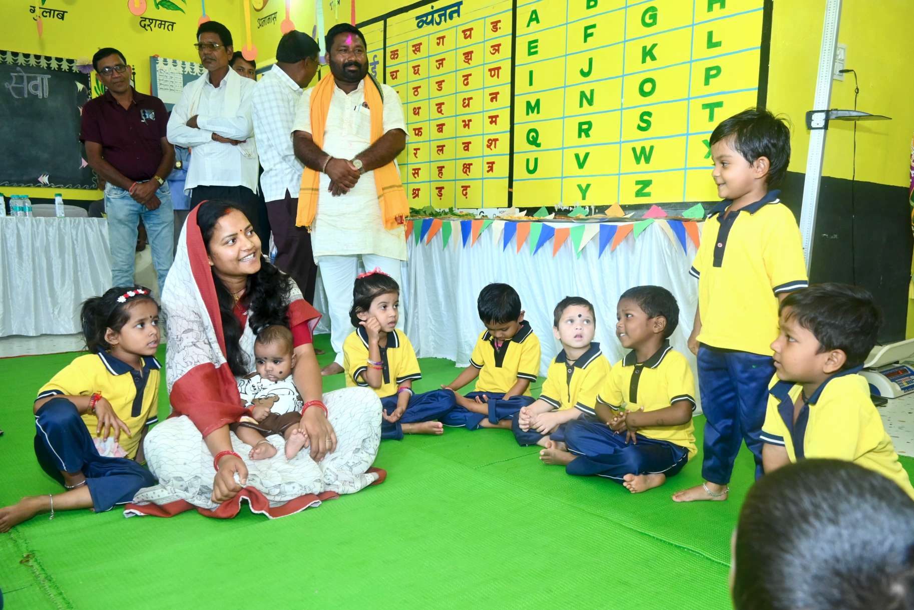 &lsquo;आंगन मिलन सेवा&rsquo; में बच्चों और माताओं के बीच पहुंचीं मंत्री लक्ष्मी राजवाड़े, निमोरा-धुसेरा में बच्चों को कराया पौष्टिक न्योता भोज, गोद भराई-अन्नप्राशन संस्कार में हुईं शामिल, घर-घर मुनगा लगाने का दिया संदेश
