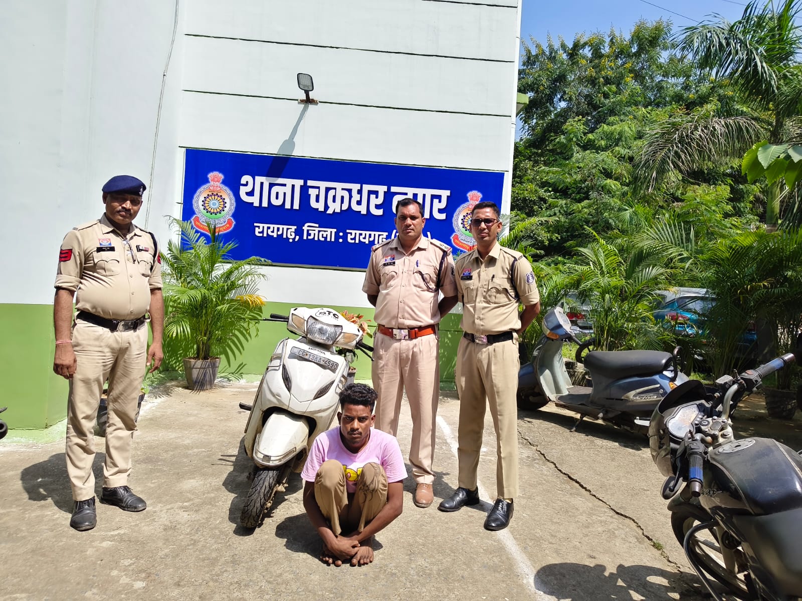 &ldquo;अभियान संवेदना&rdquo; में चक्रधरनगर पुलिस की बड़ी कार्रवाई, ओडिशा में ठिकाने बदल रहे आरोपी तक पहुंची पुलिस, 17 वर्षीय नाबालिग बरामद, दुष्कर्म व पॉक्सो एक्ट में युवक गिरफ्तार
