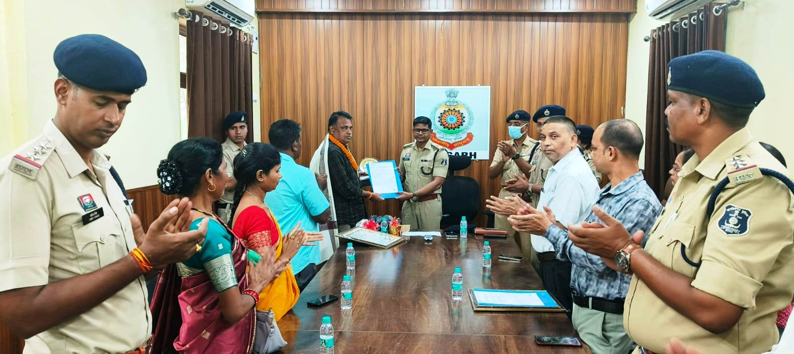 रायगढ़ पुलिस में भावभीनी विदाई, लंबी सेवा पूरी कर सहायक उप निरीक्षक बलराम प्रसाद शुक्ला और आरक्षक ख्रिस्तोफर बेक हुए सेवानिवृत्त, स्मृति चिह्न भेंट कर पुलिस परिवार ने दी सम्मानजनक विदाई