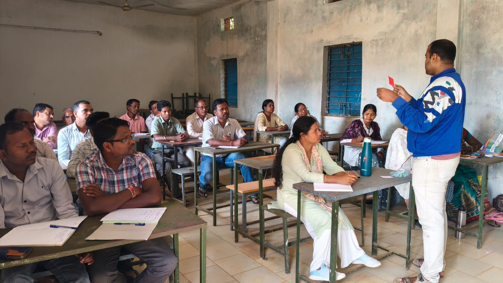 बच्चों के दैनिक जीवन से जोड़कर गणित सिखाने की पहल, मनोरा के विभिन्न संकुलों में प्राथमिक शिक्षकों को ठोस सामग्रियों से गणितीय संक्रियाएं समझाने का दिया गया प्रशिक्षण