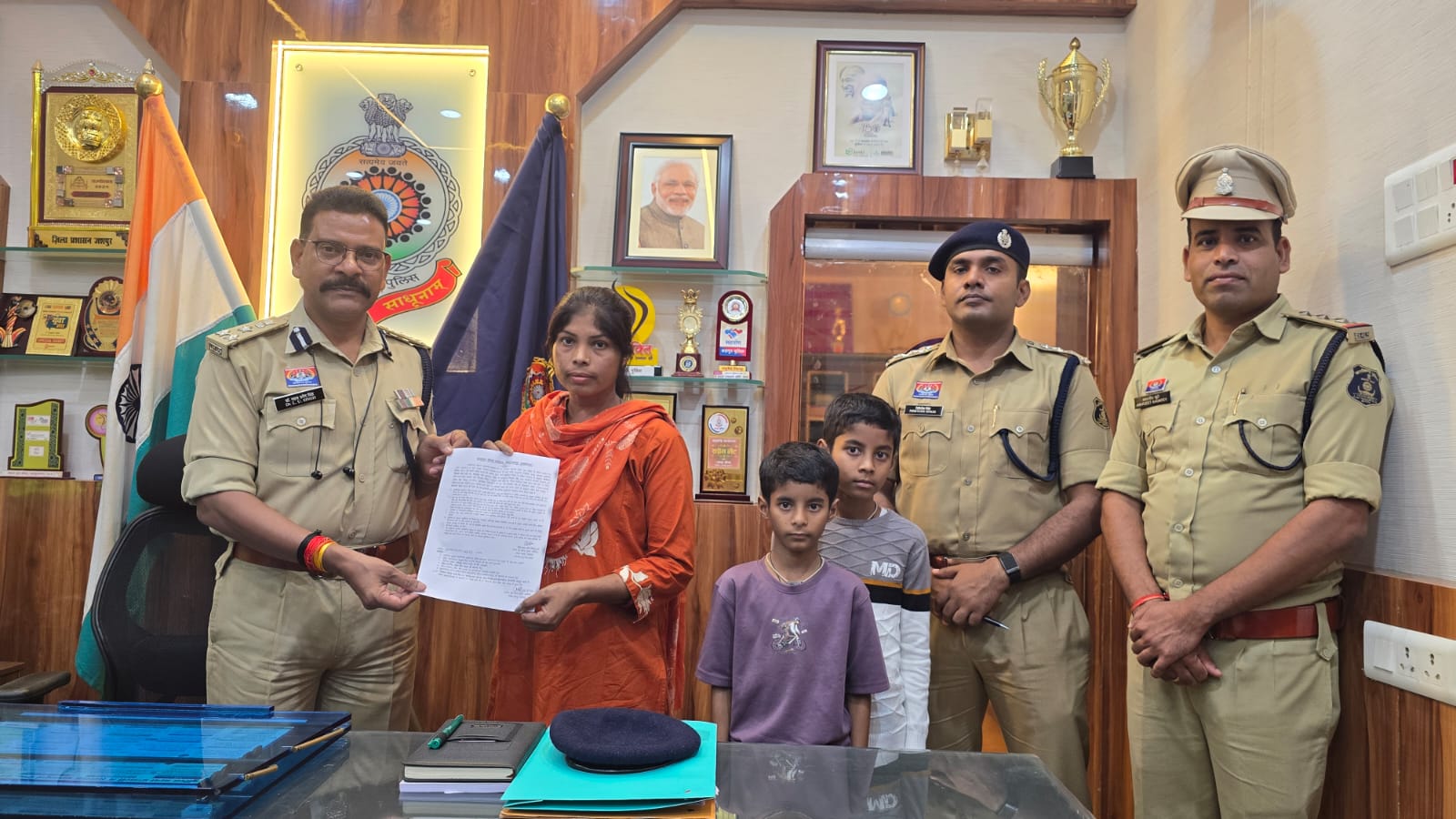 दिवंगत आरक्षकों के परिवारों के लिए जशपुर पुलिस की संवेदनशील पहल, डीआईजी एवं एसएसपी डॉ. लाल उमेद सिंह के निर्देश पर दो आश्रितों को मिली आरक्षक जीडी के पद पर अनुकंपा नियुक्ति