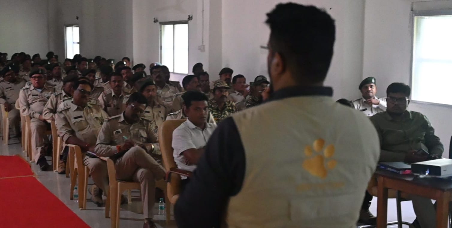वन्यप्राणी संरक्षण सप्ताह में बस्तर ने बढ़ाया संरक्षण की दिशा में कदम, पहली बार आयोजित संभाग स्तरीय टाइगर प्रोटेक्शन कार्यशाला में वन कर्मियों ने सीखी बाघों की पहचान और ट्रैकिंग की बारीकियां