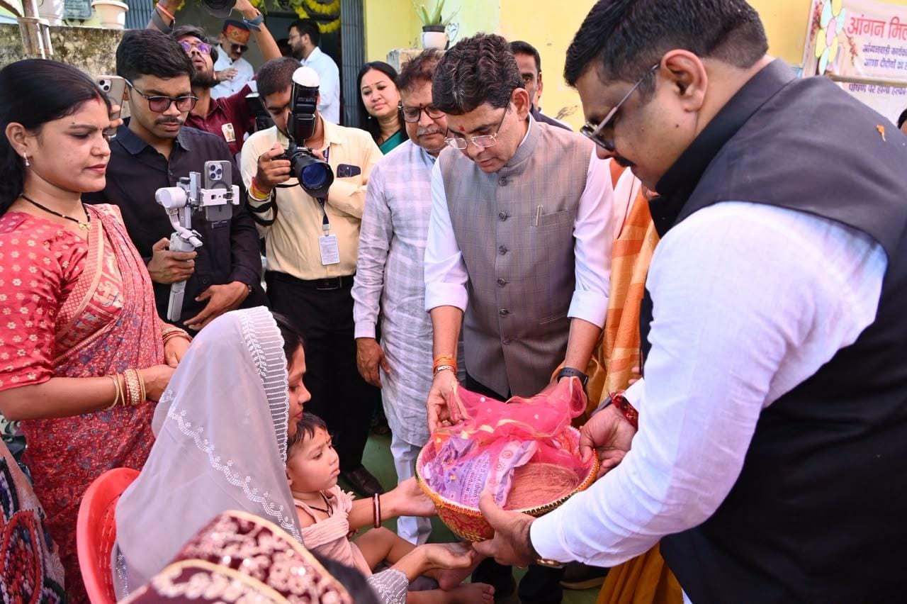 सारंगढ़ में &lsquo;आंगन मिलन&rsquo; से महका सुपोषण का संदेश, मंत्री टंक राम वर्मा और गजेंद्र यादव ने गर्भवती माताओं की गोदभराई कर बांटे पोषण किट