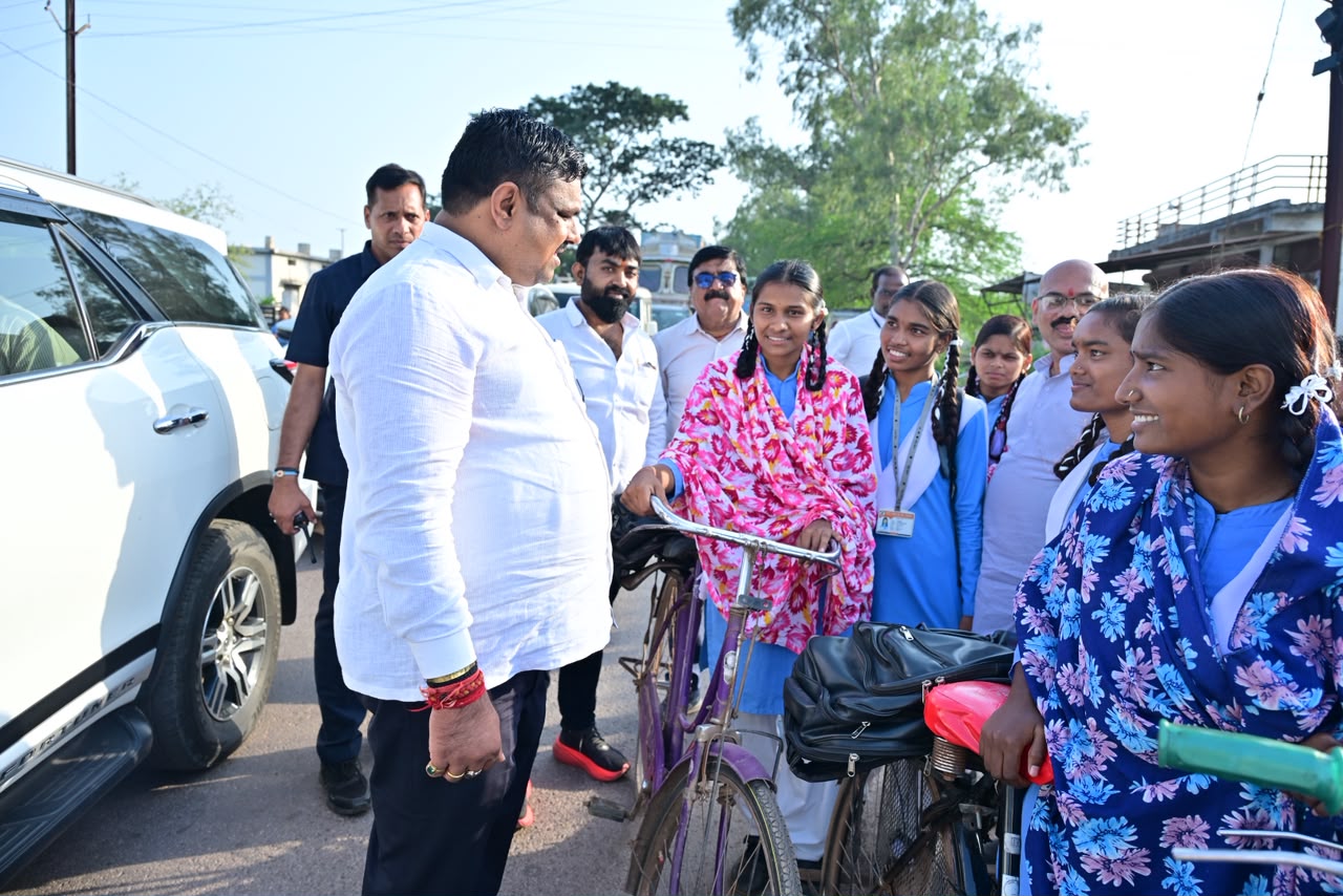 स्कूल की छुट्टी के बाद बच्चों से मिले शिक्षा मंत्री गजेन्द्र यादव, पढ़ाई-खेलकूद पर हुई खुलकर चर्चा, सुविधाओं का दिया भरोसा