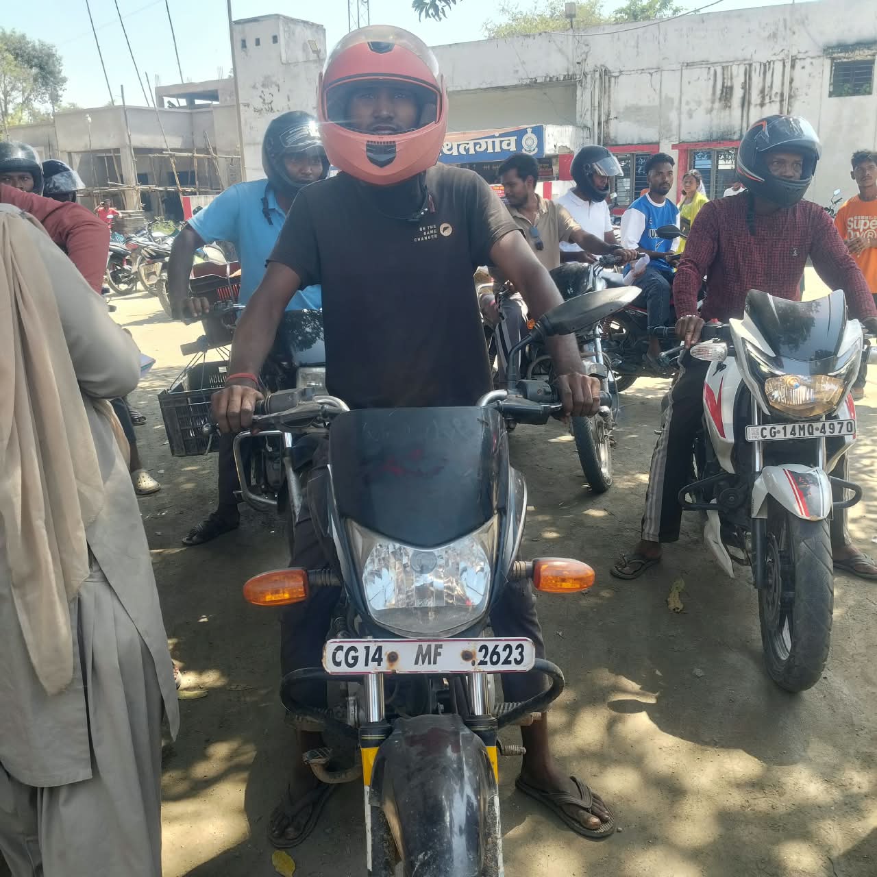 5 हजार से अधिक बिना हेलमेट वाहन चालकों को पुलिस ने रोका, चालान नहीं समझाइश से बदली सोच, हेलमेट लाने के बाद दिलाई सड़क सुरक्षा की शपथ