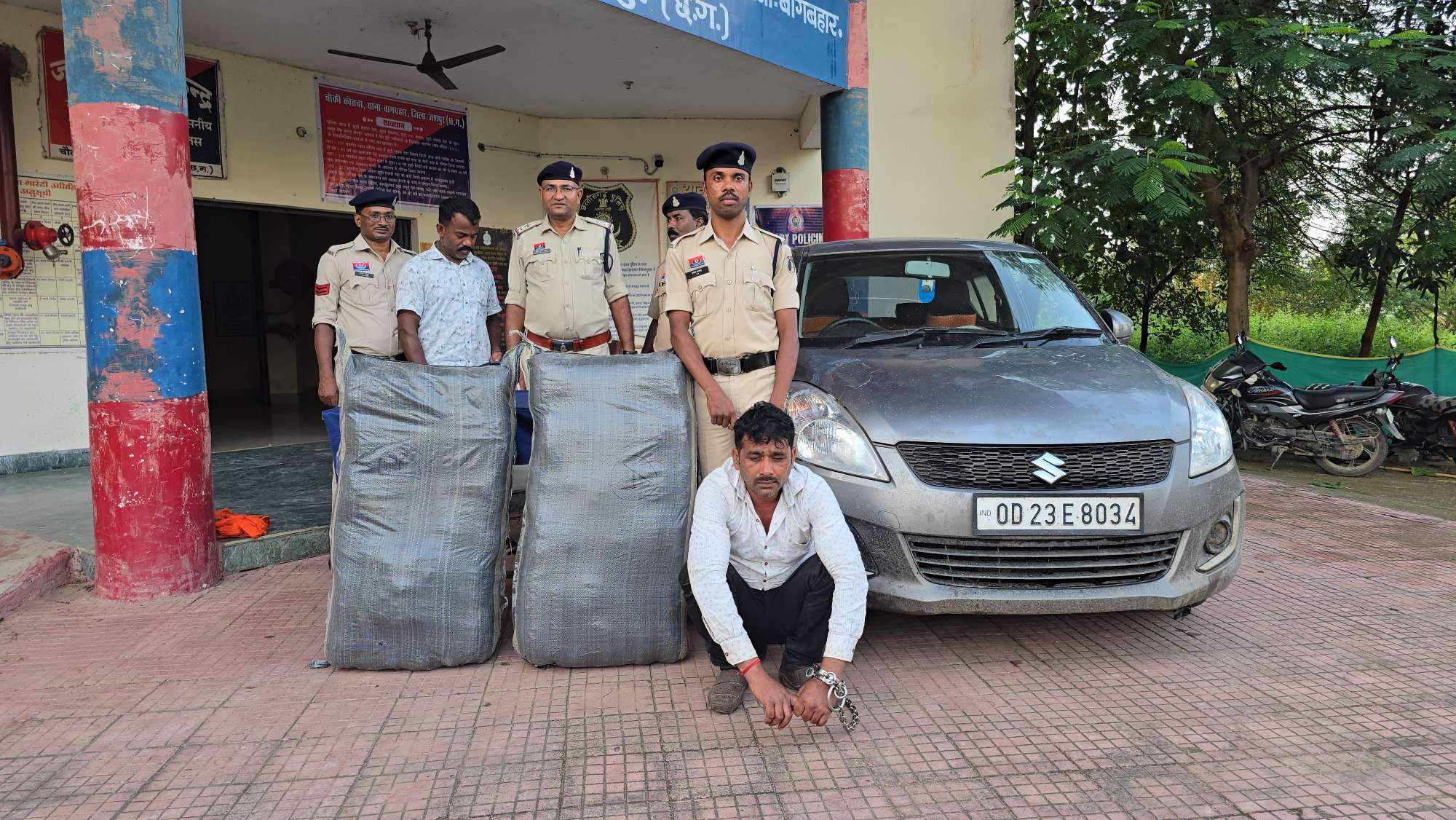 चार दिनों में तीसरी बड़ी कार्रवाई से तस्करों में मचा हड़कंप, कोतबा पुलिस ने उड़ीसा से लाई गई 72 किलो गांजे की खेप पकड़ी, कार-मोबाइल समेत 41 लाख की संपत्ति जब्त