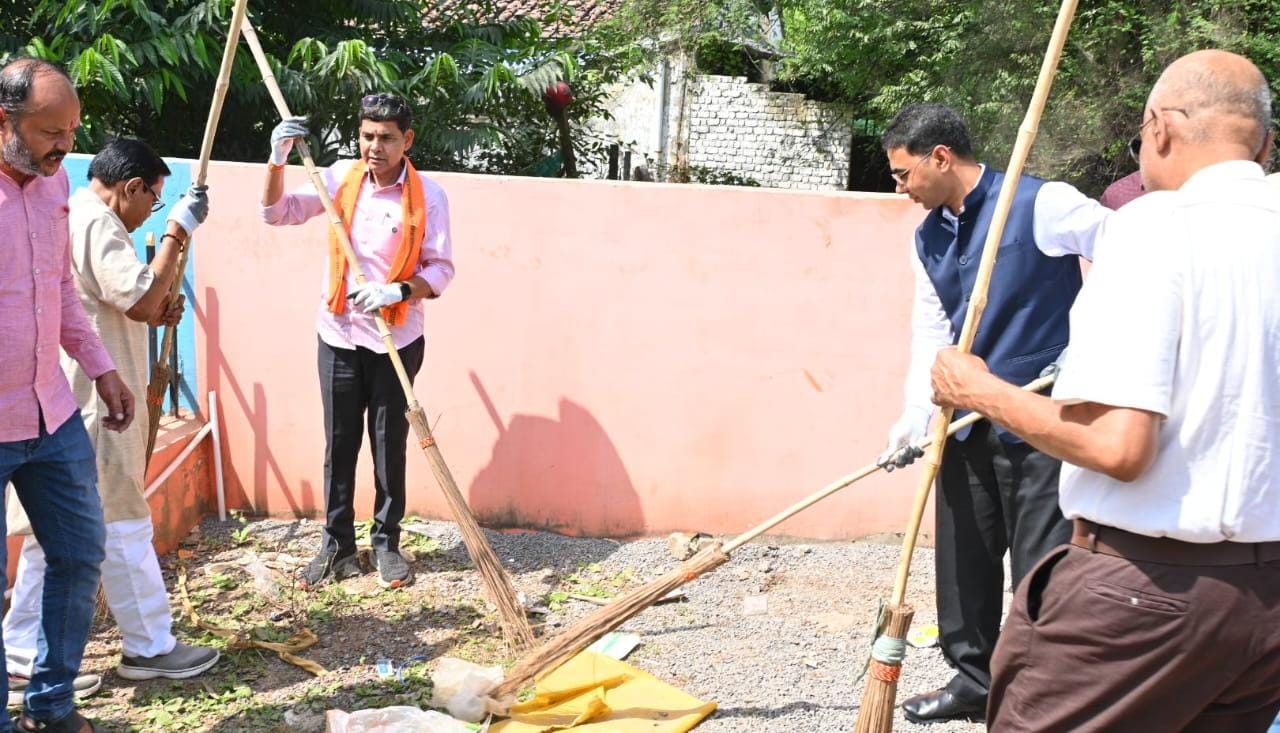 मंत्री टंक राम वर्मा का स्वच्छता संदेश&mdash;हाथों में झाड़ू लेकर खुद उतरे मैदान में, बोले- आदत बनेगी तो संस्कार में बदलेगी स्वच्छता