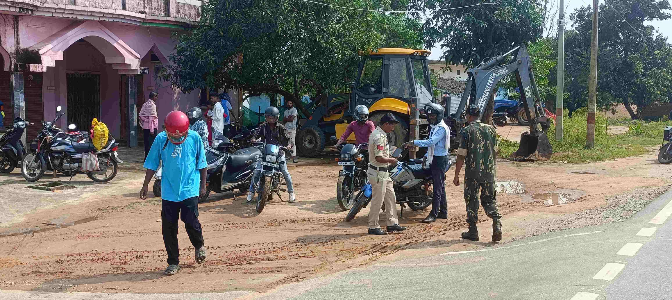 हेलमेट नहीं तो बाइक की चाबी नहीं! रानीकोम्बो में नारायणपुर पुलिस का अनोखा यातायात अभियान, चालान नहीं बल्कि हेलमेट लेकर लौटे या नया खरीदा तभी मिली दोपहिया की चाबी